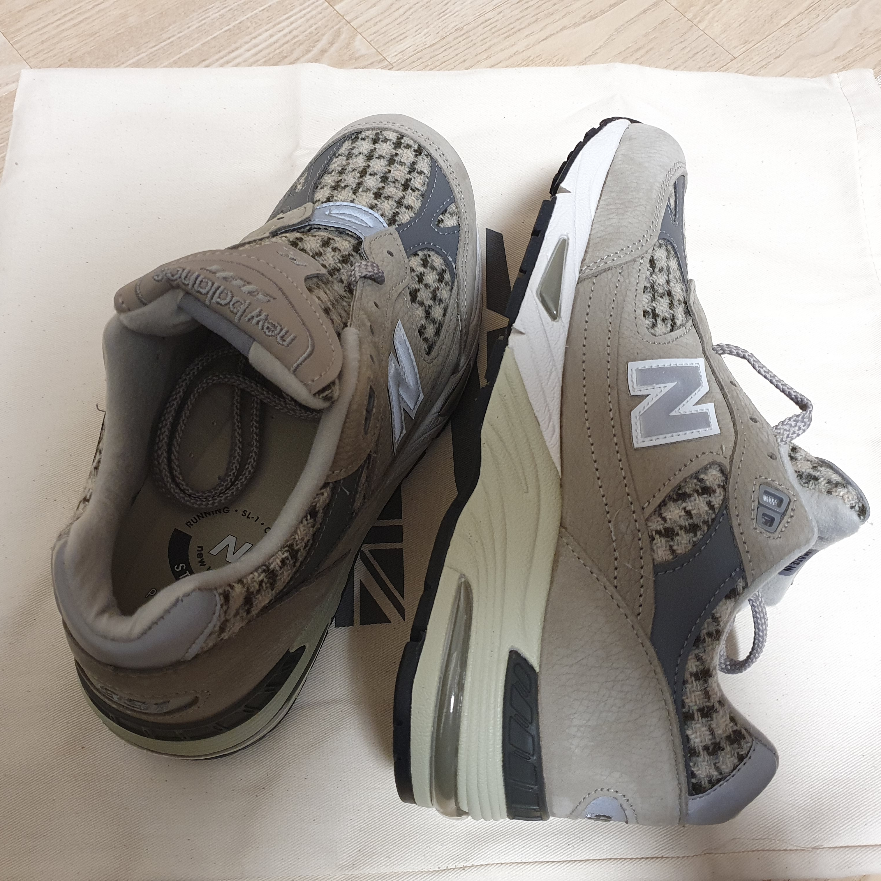 New Balance 991 Made in UK Beige Harris Tweed 착용 스타일 - 4
