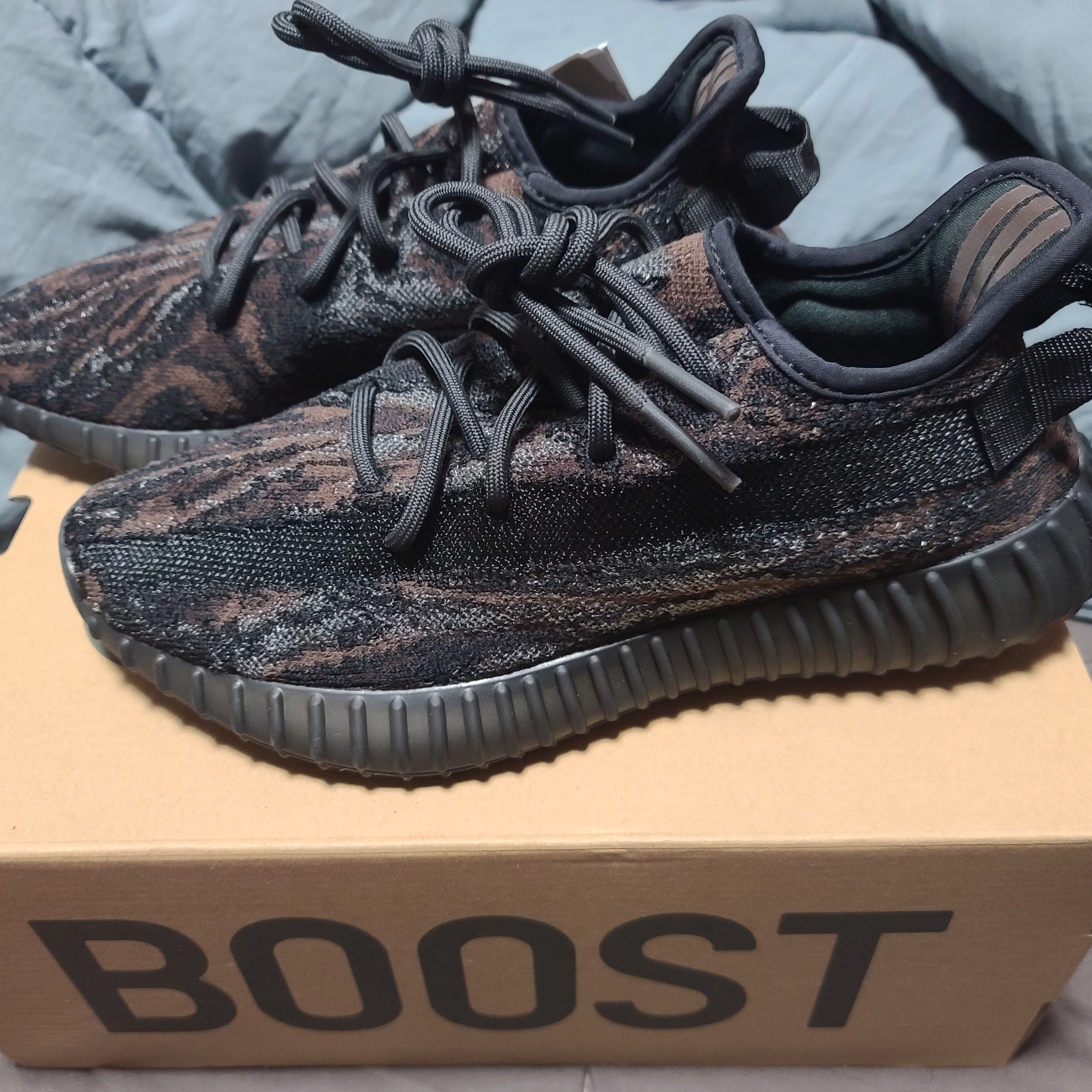 Adidas Yeezy Boost 350 V2 MX Rock 착용 스타일