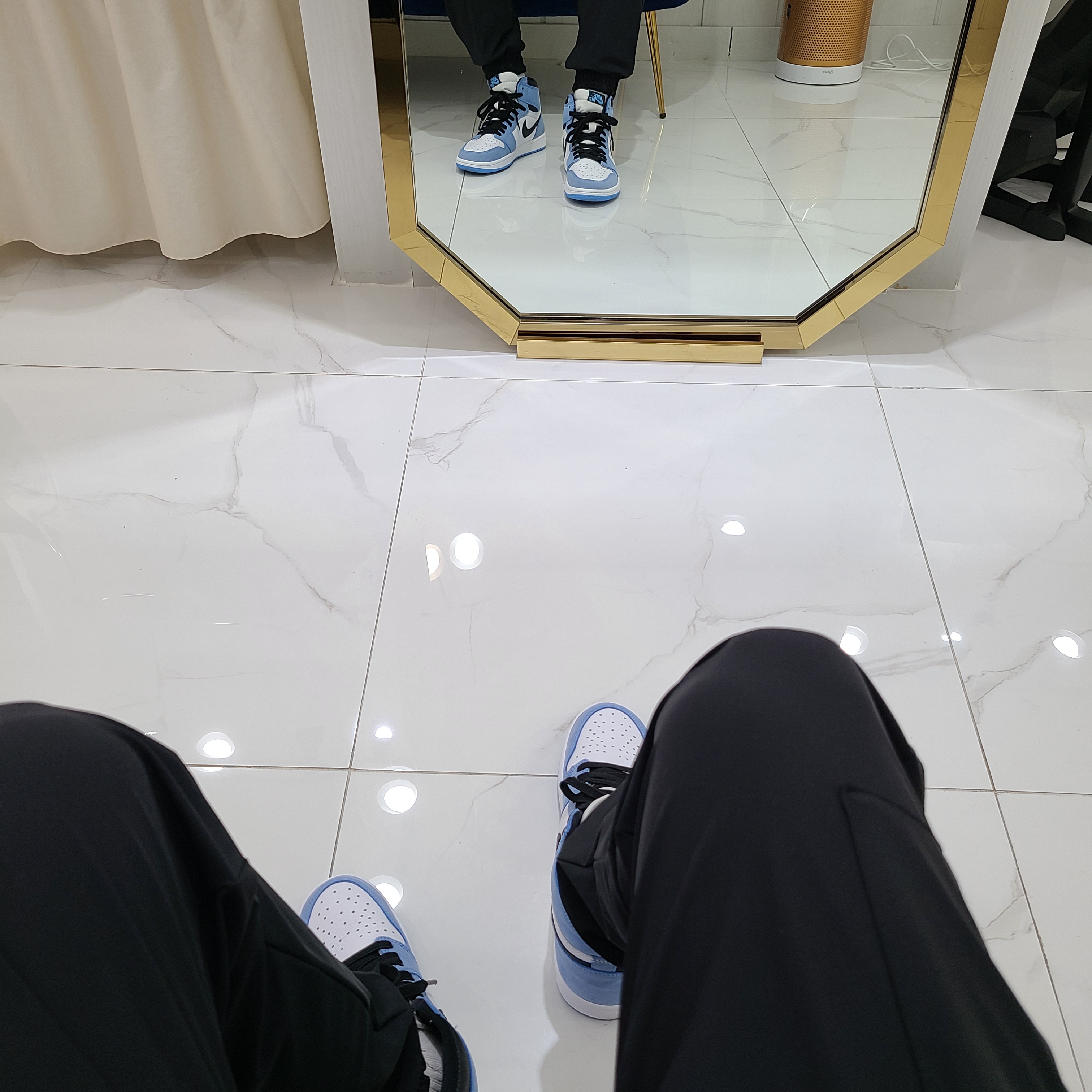 Jordan 1 Retro High OG University Blue 착용 스타일 - 2