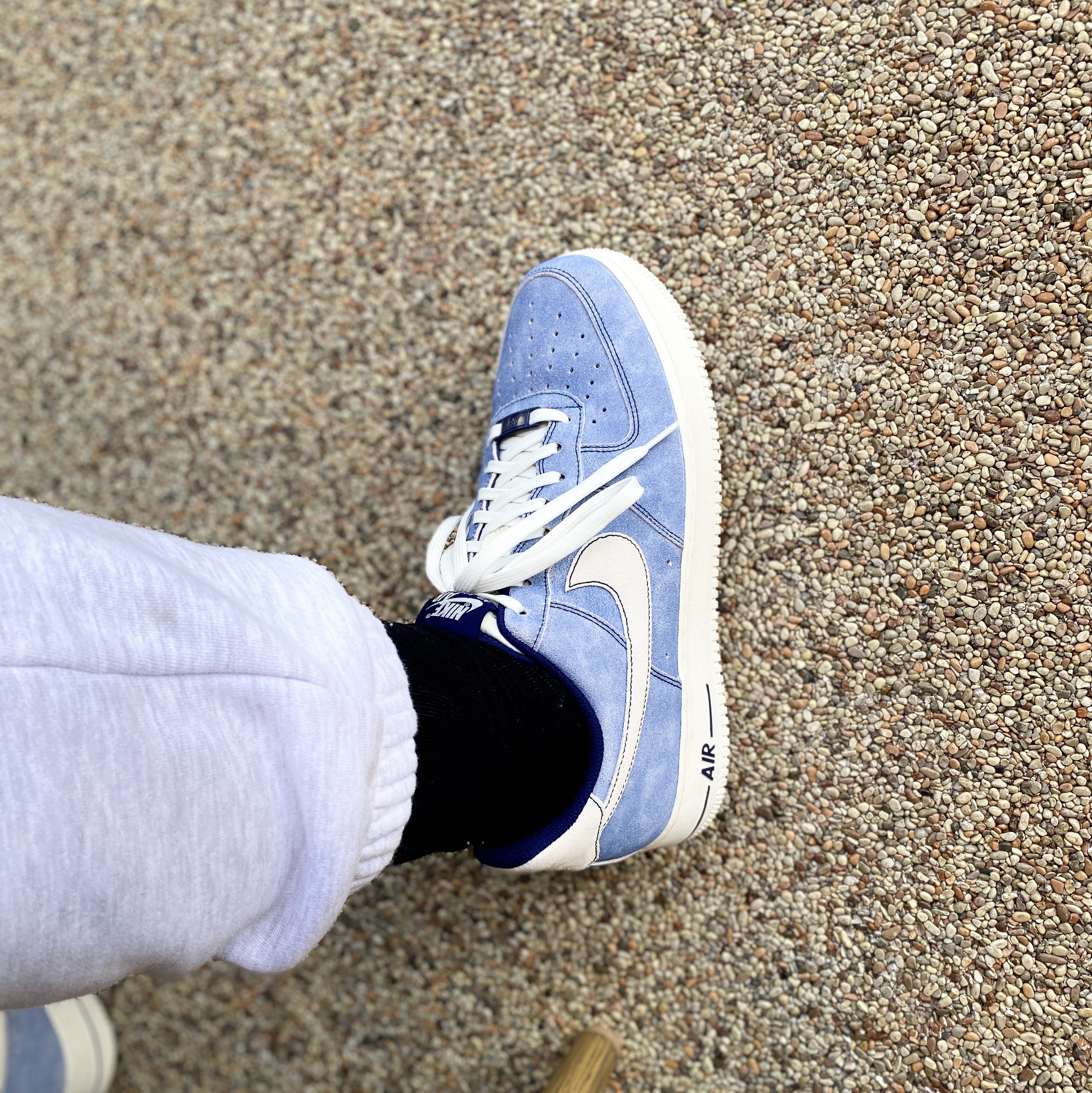 Nike Air Force 1 '07 LV8 Dusty Blue 착용 스타일 - 2