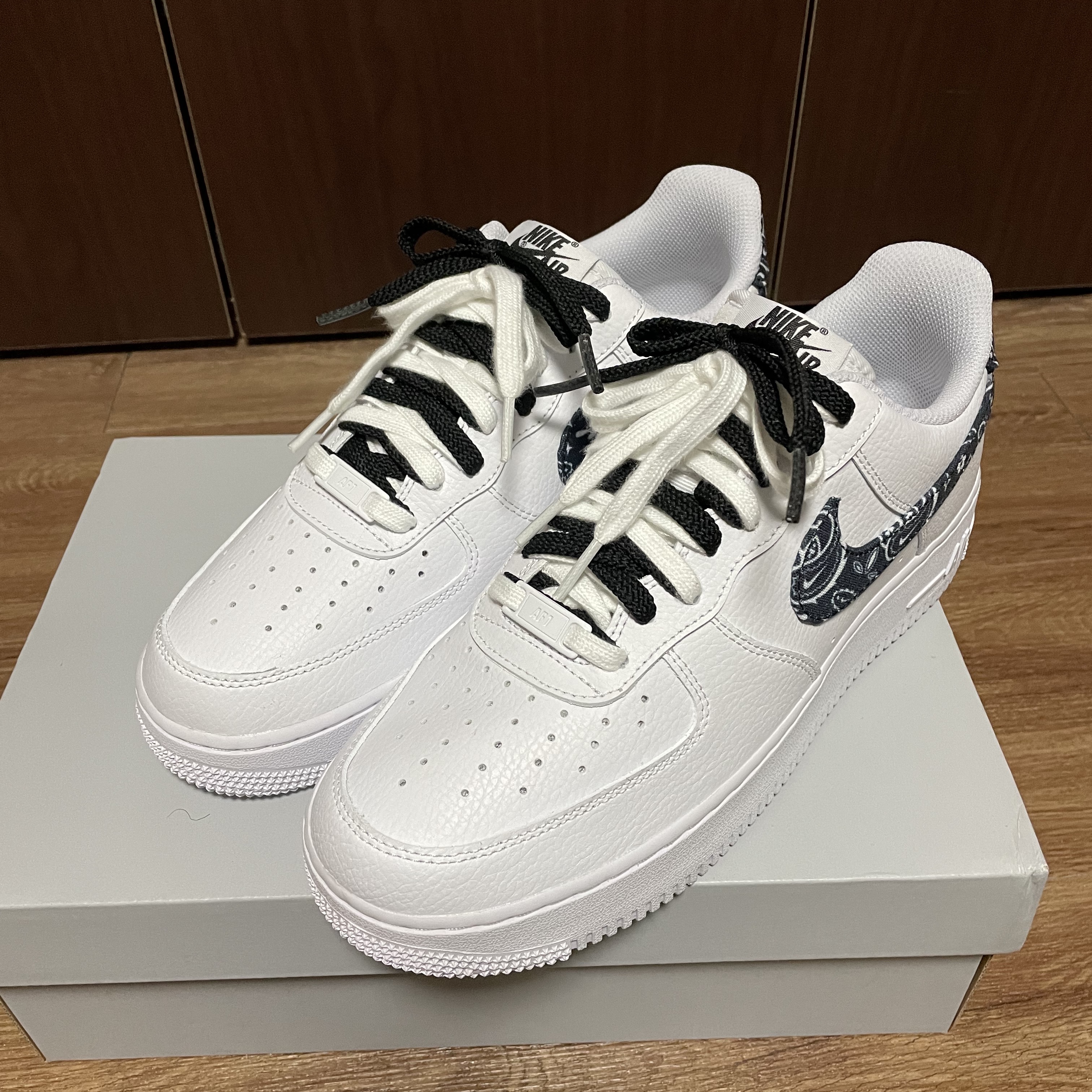 (W) Nike Air Force 1 '07 Essential Paisley Swoosh White Black 착용 스타일 - 2