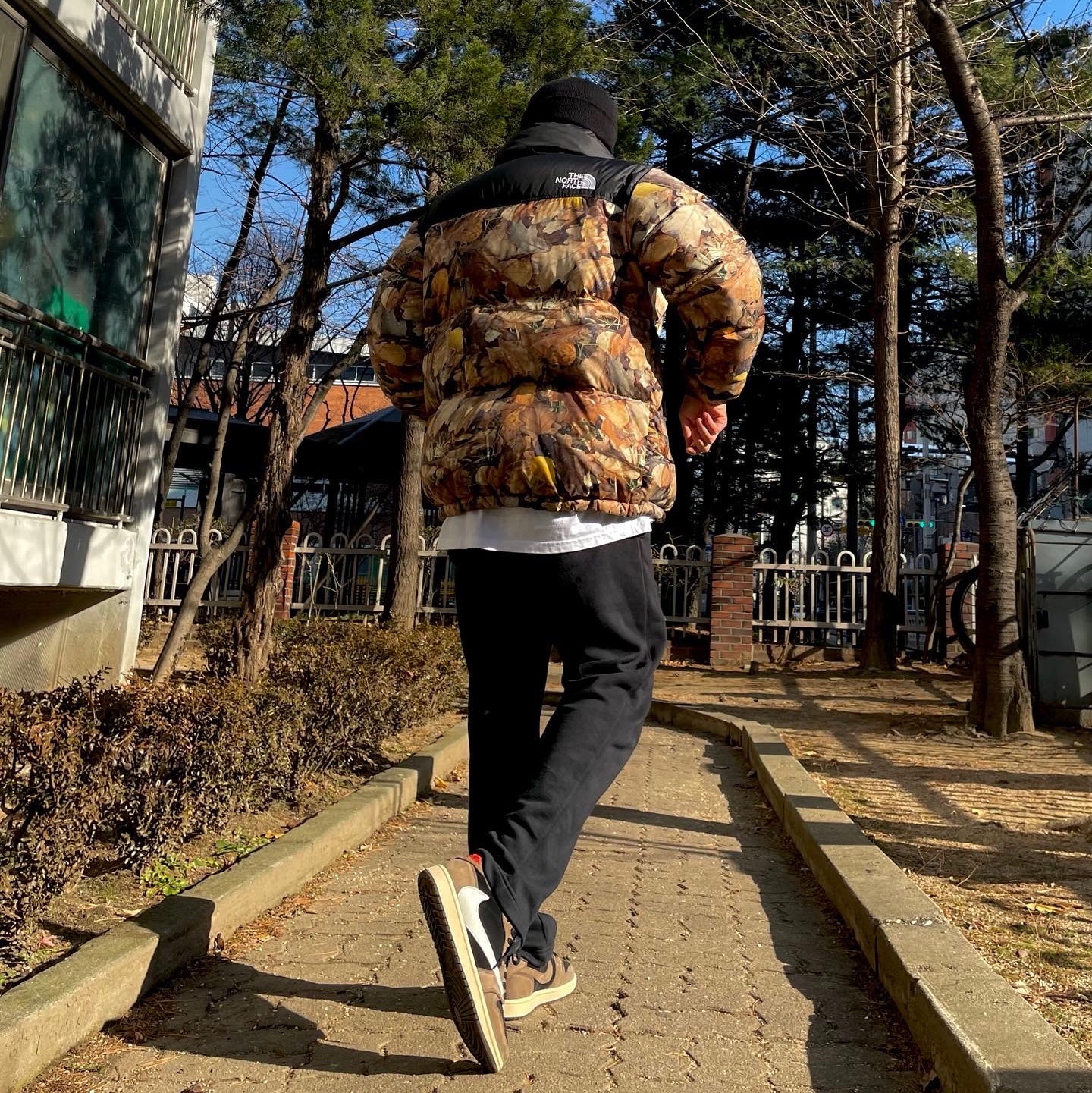 Supreme x The North Face Nuptse Leaves - 16FW, Jordan 1 x Travis Scott Retro Low OG SP Mocha 착용 스타일 - 3
