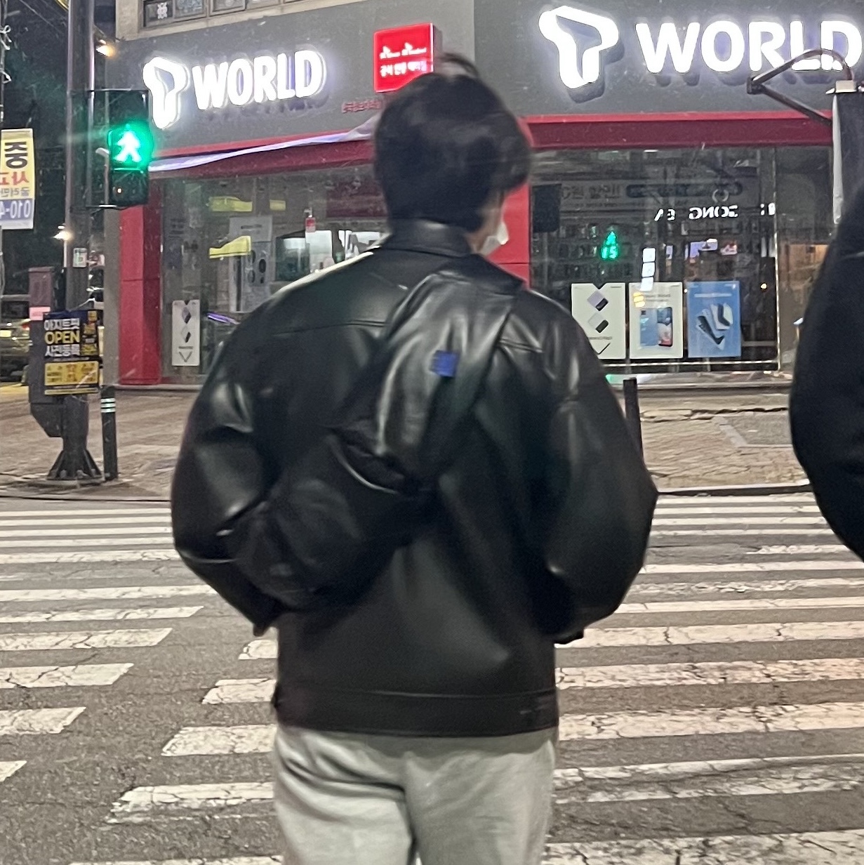 Ader Error x Zara Leather Shoulder Bag with Knot Black, Jordan 1 Low Shattered Backboard 착용 스타일 - 3