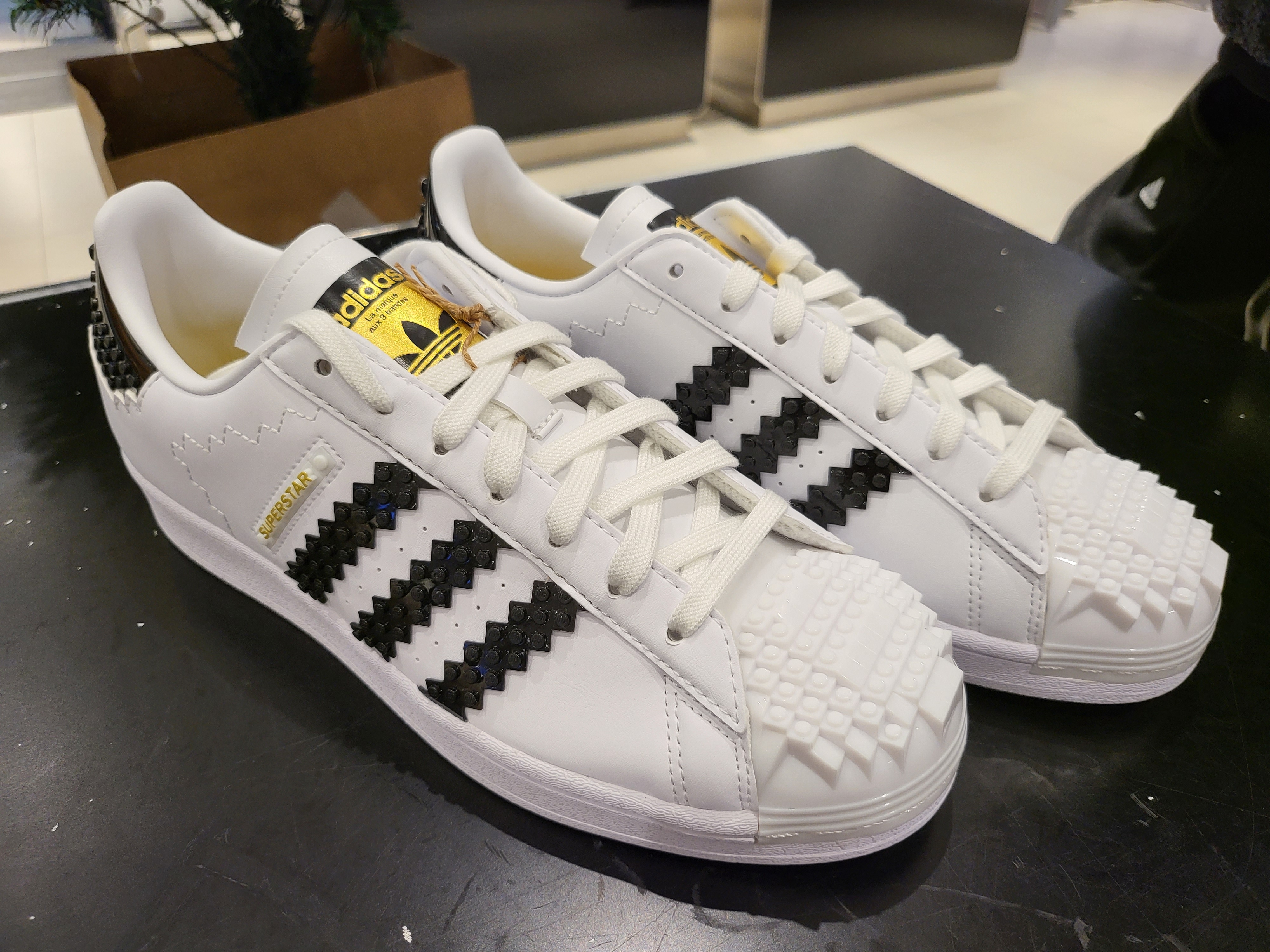 Adidas x Lego Superstar White Black 착용 스타일 - 1