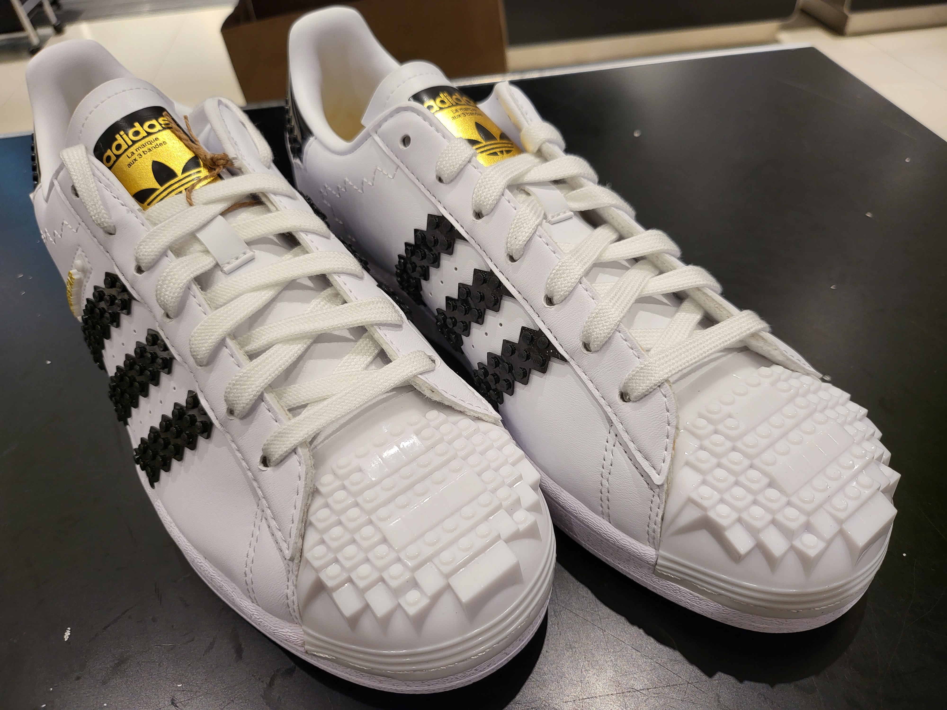 Adidas x Lego Superstar White Black 착용 스타일 - 2