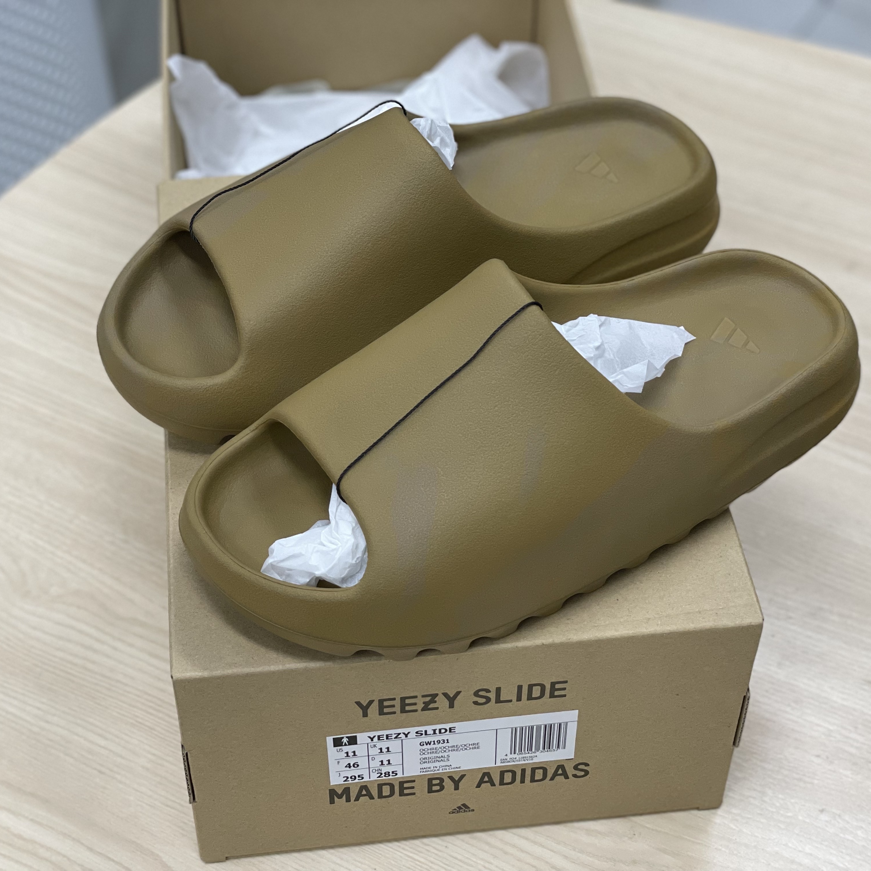 Adidas Yeezy Slide Ochre 착용 스타일