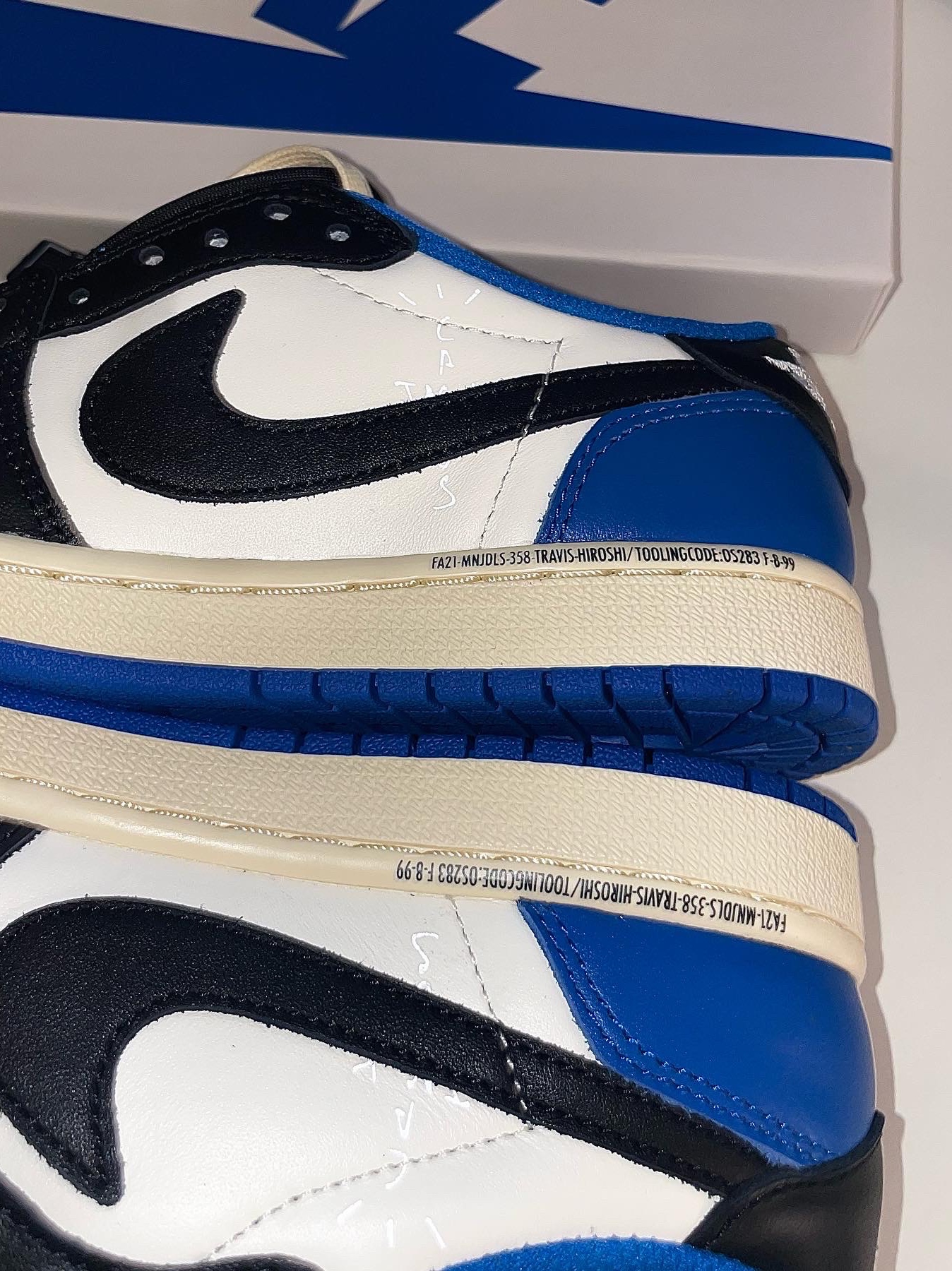 Jordan 1 x Travis Scott x Fragment Retro Low OG SP Military Blue 착용 스타일 - 3