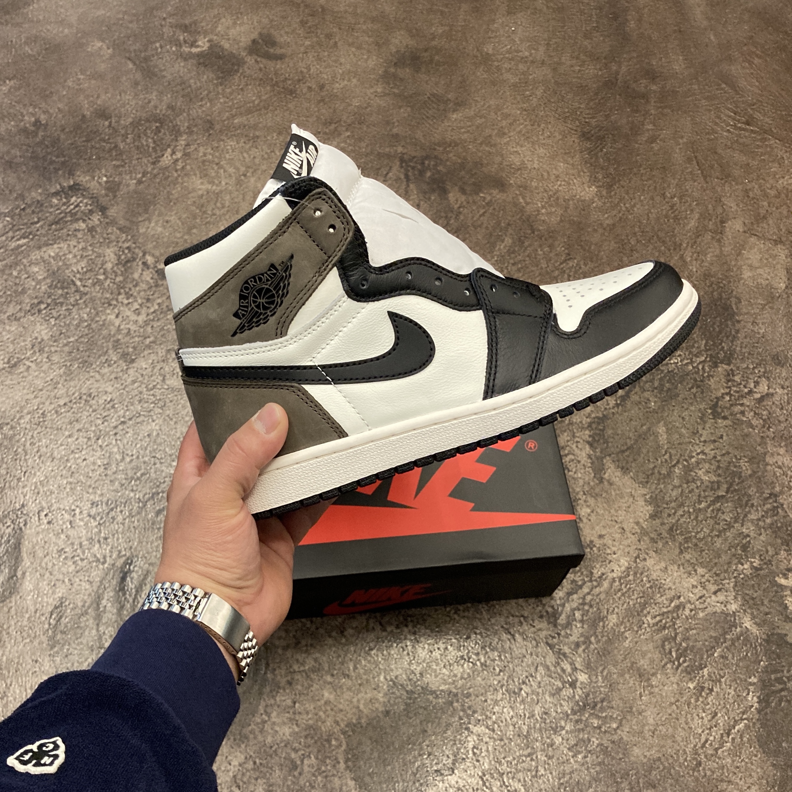 Jordan 1 Retro High OG Black Mocha 착용 스타일 - 2