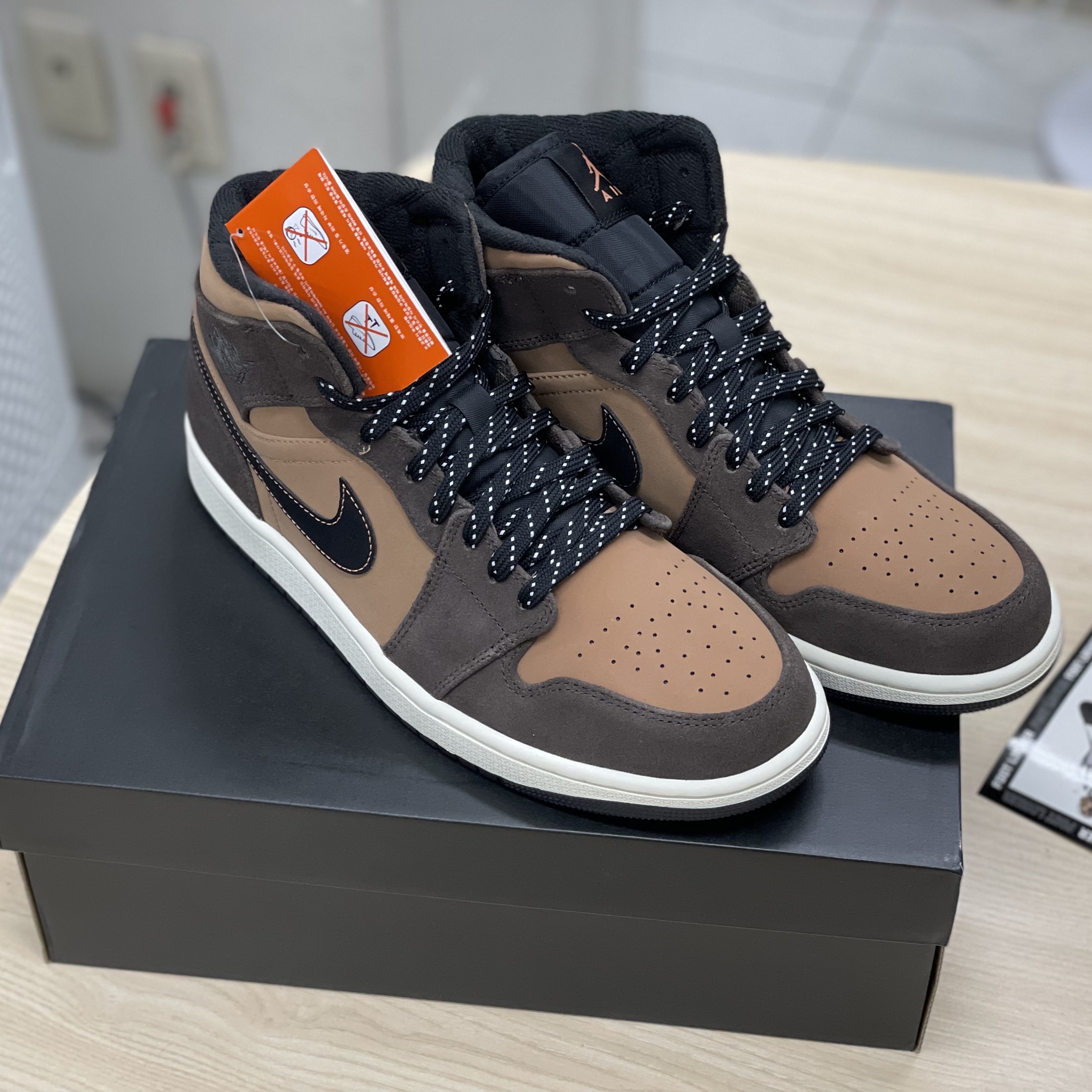 Jordan 1 Mid SE Dark Chocolate 착용 스타일