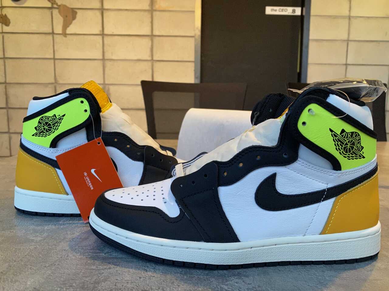 Jordan 1 Retro High OG Volt Gold 착용 스타일 - 2