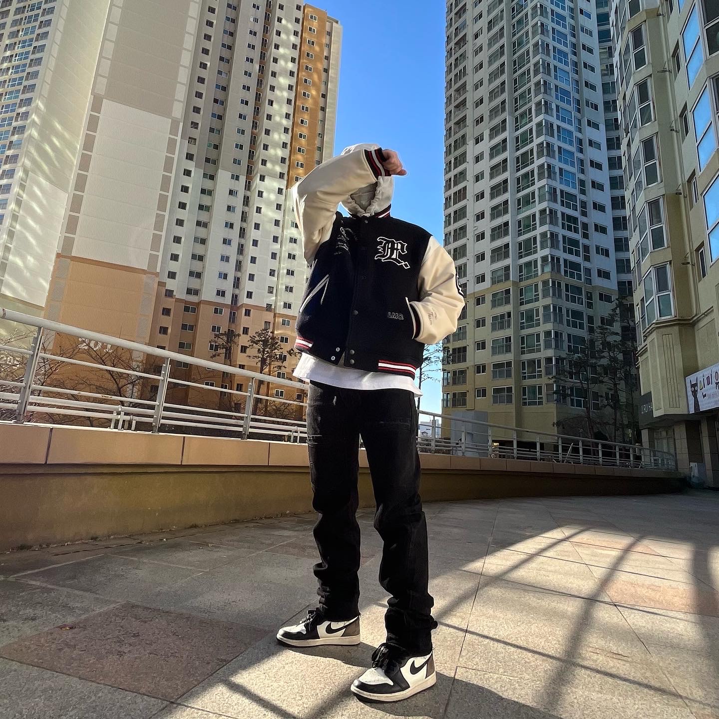 Nike M NRG Hoodie Grey Heather, Jordan 1 Retro High OG Black Mocha 착용 스타일 - 5