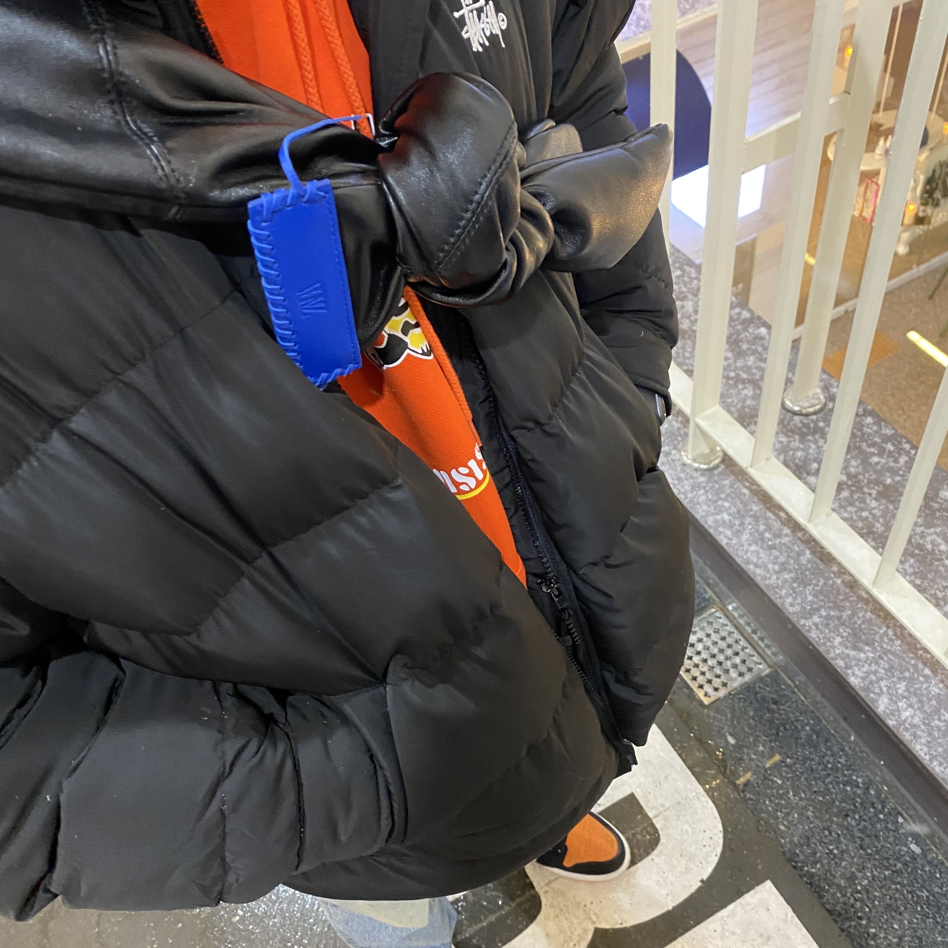 Ader Error x Zara Leather Shoulder Bag with Knot Black, Jordan 1 Low Shattered Backboard 착용 스타일 - 1
