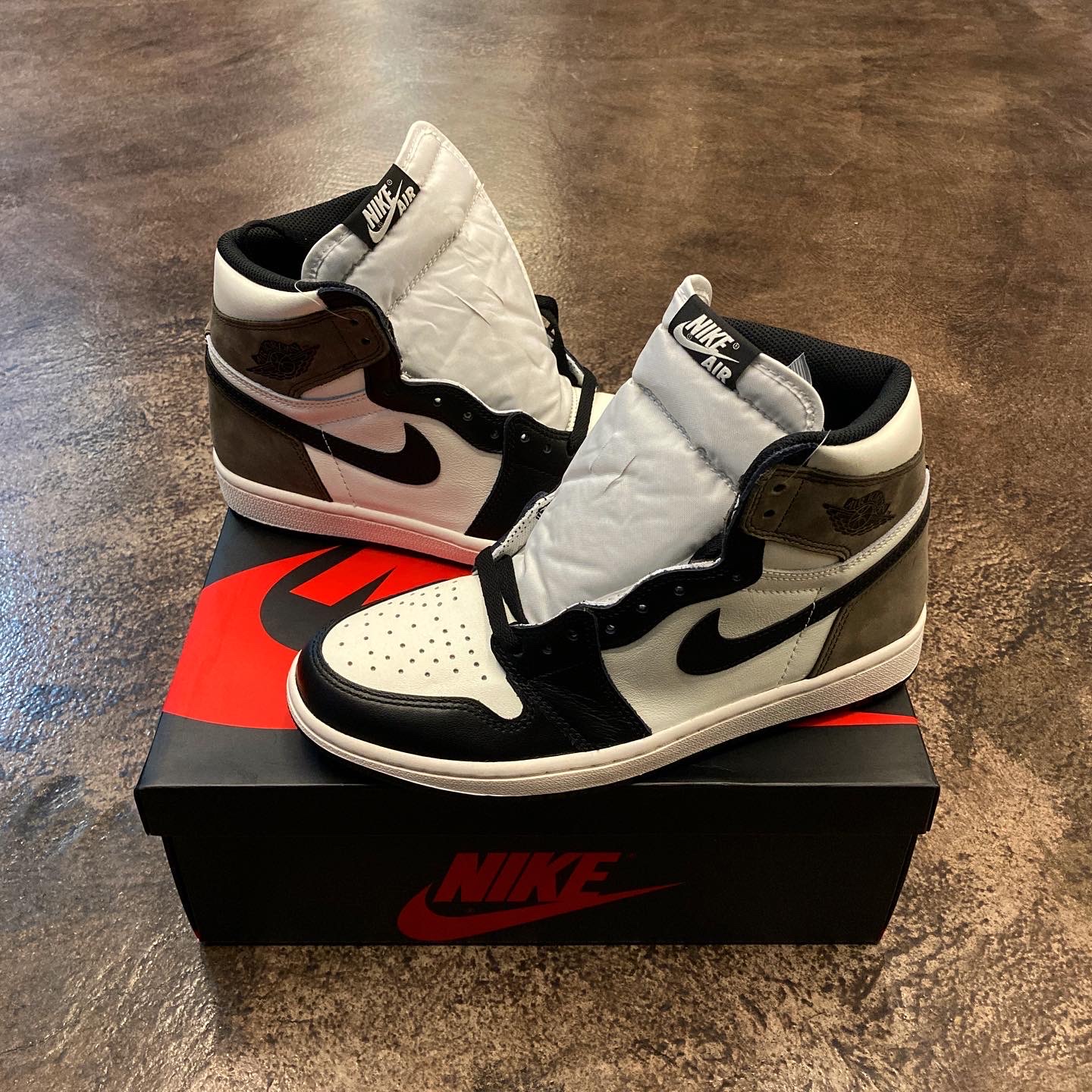 Jordan 1 Retro High OG Black Mocha 착용 스타일 - 1