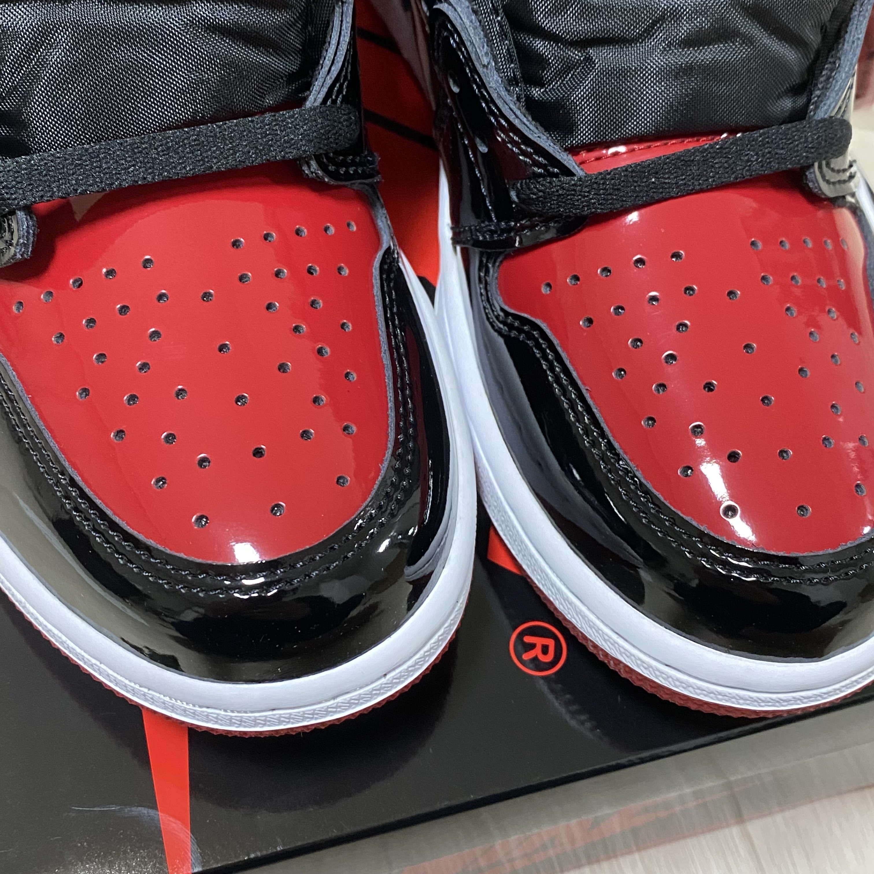 Jordan 1 Retro High OG Patent Bred 착용 스타일 - 3