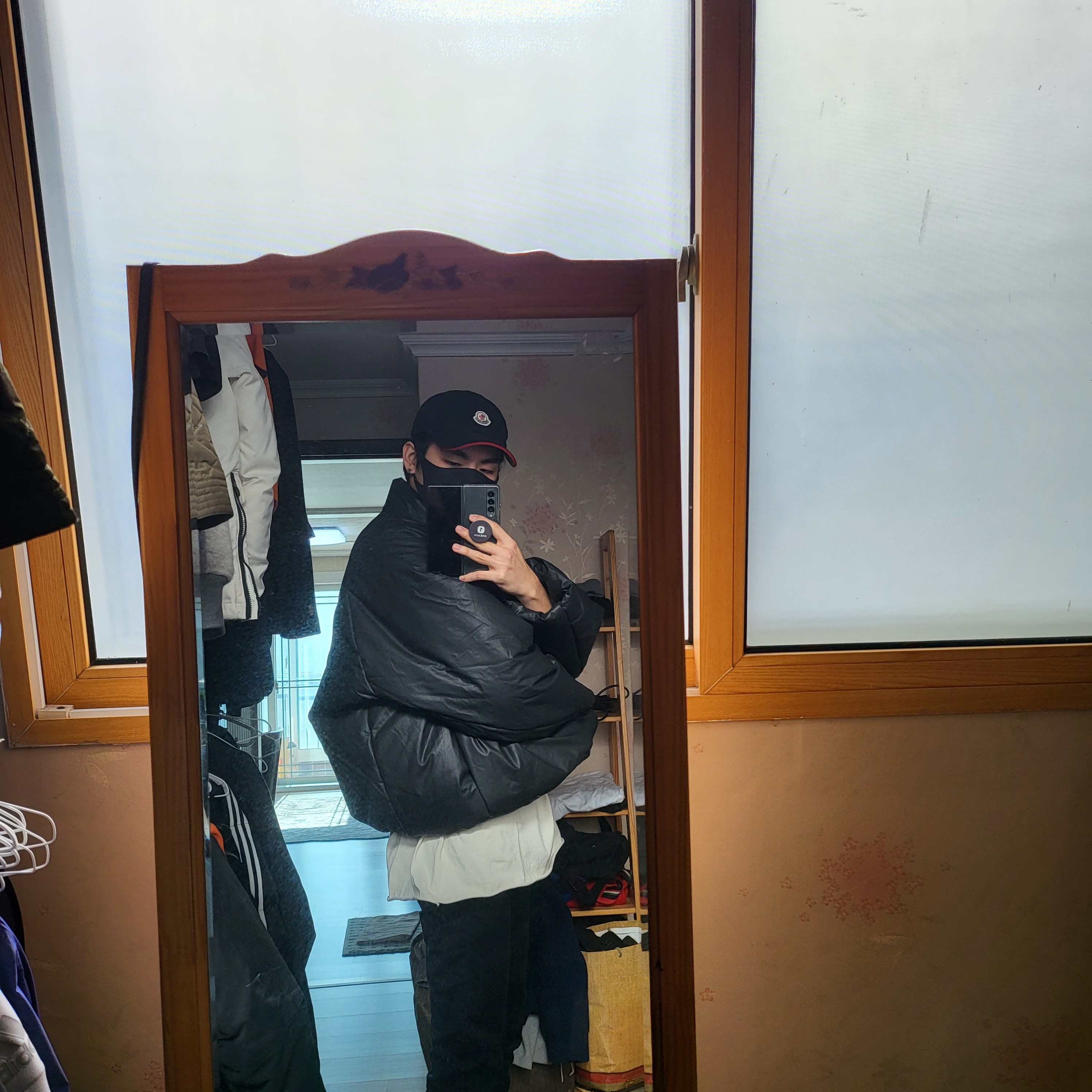 Yeezy Gap Round Jacket Black 착용 스타일 - 3