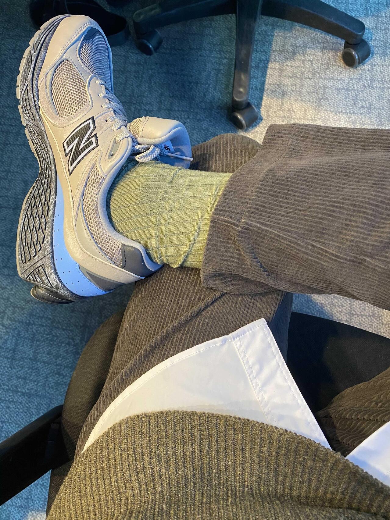 New Balance x Thisisneverthat 2002R Khaki 착용 스타일 - 1