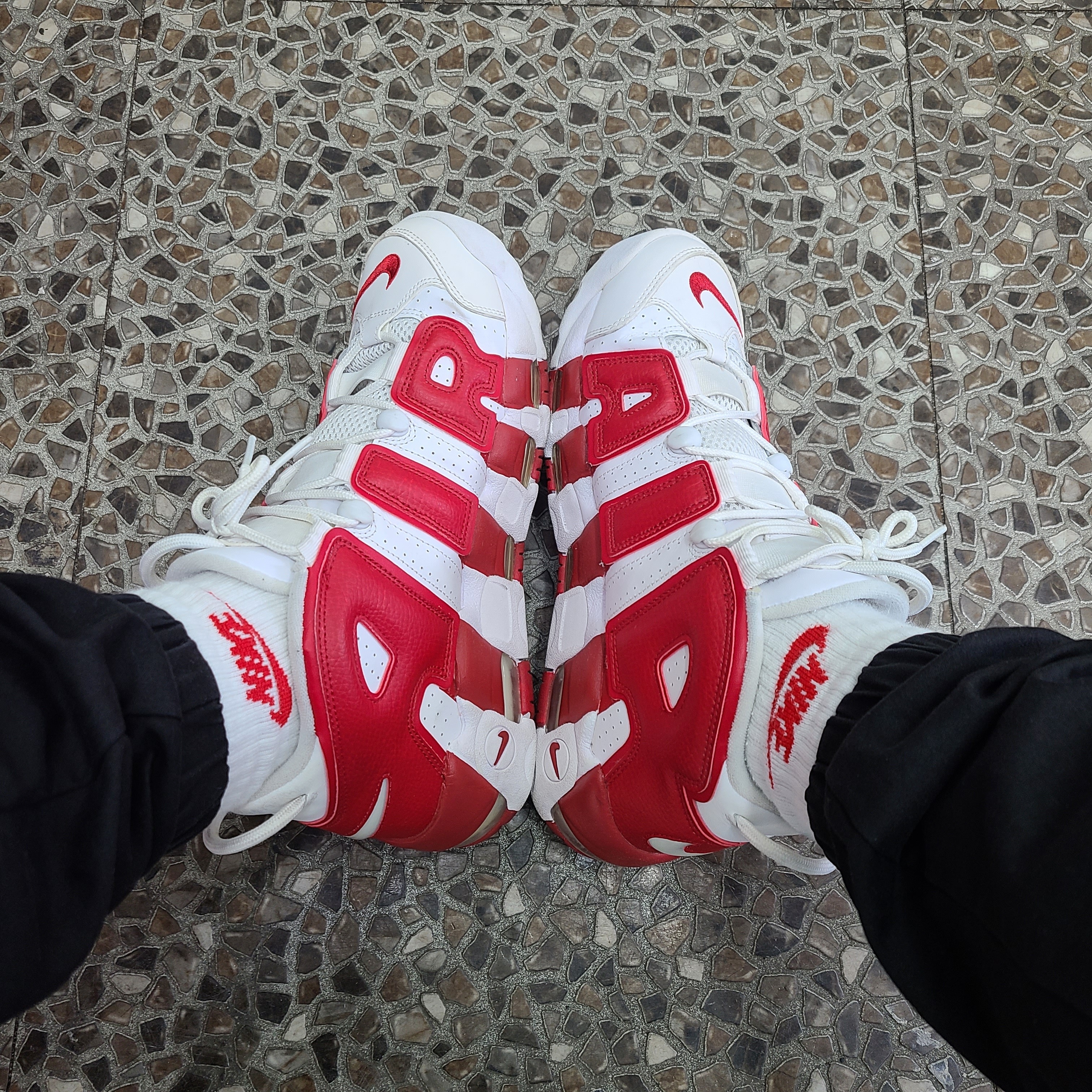 Nike Air More Uptempo Varsity Red 착용 스타일 - 1