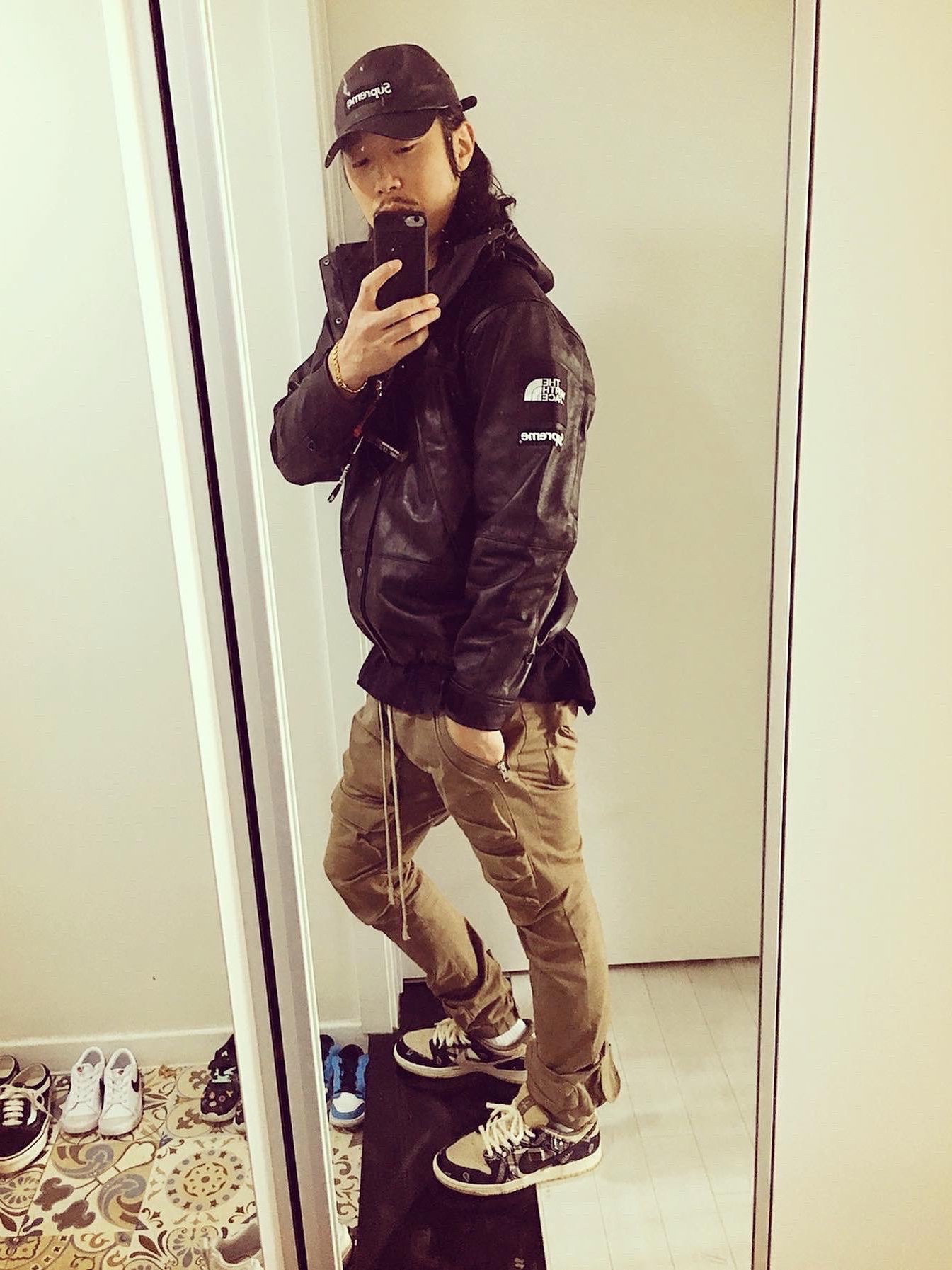 Jordan 1 x Travis Scott x Fragment Retro High OG SP Military Blue 착용 스타일 - 4