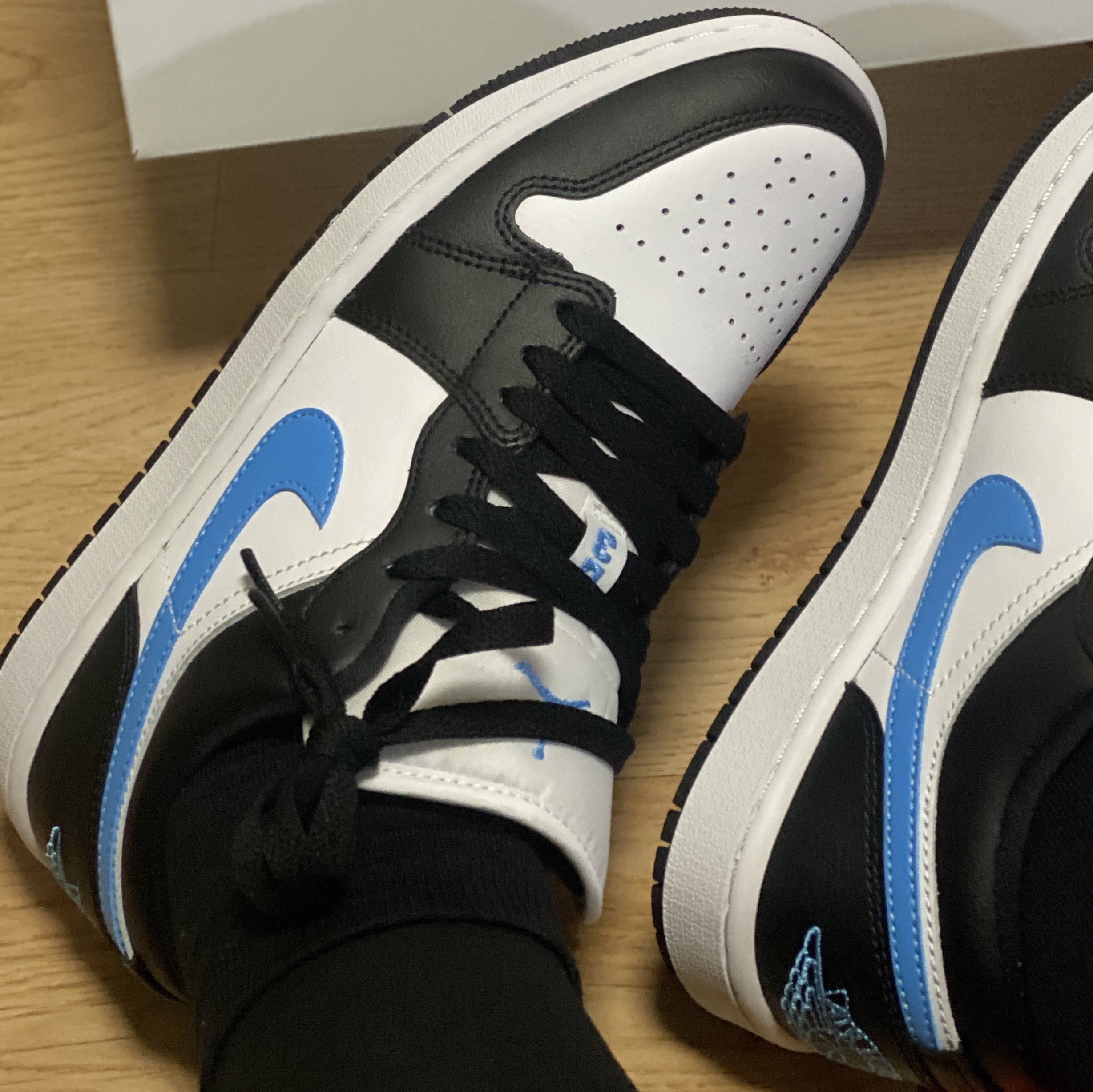 (W) Jordan 1 Low Black University Blue 착용 스타일 - 3
