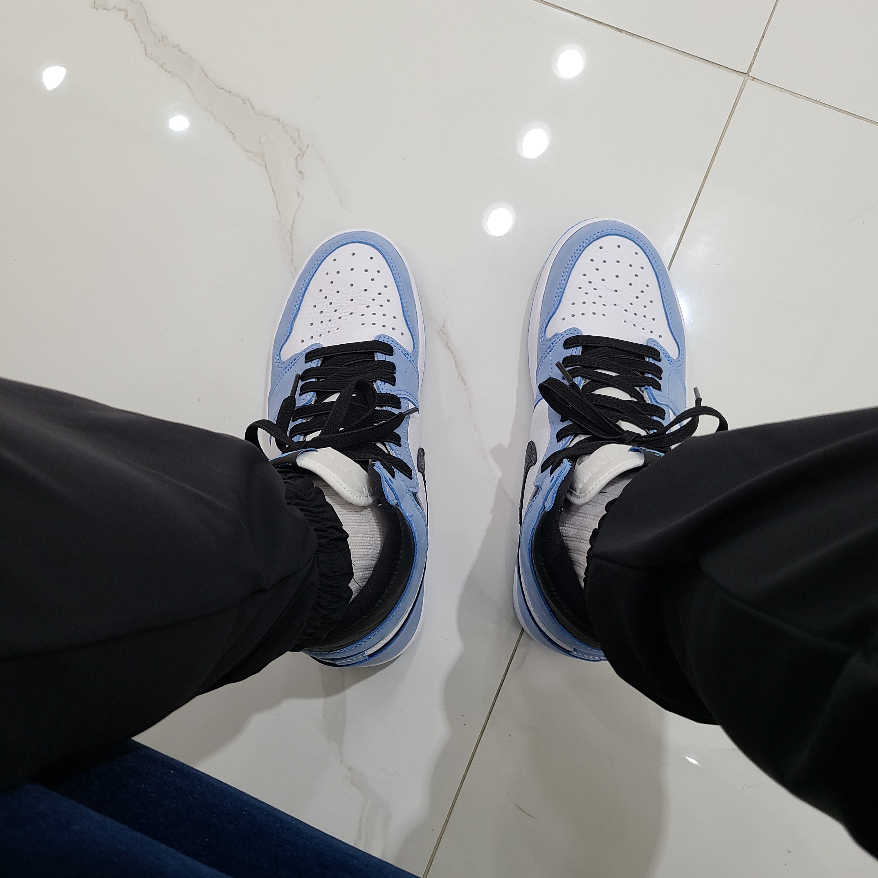 Jordan 1 Retro High OG University Blue 착용 스타일 - 1