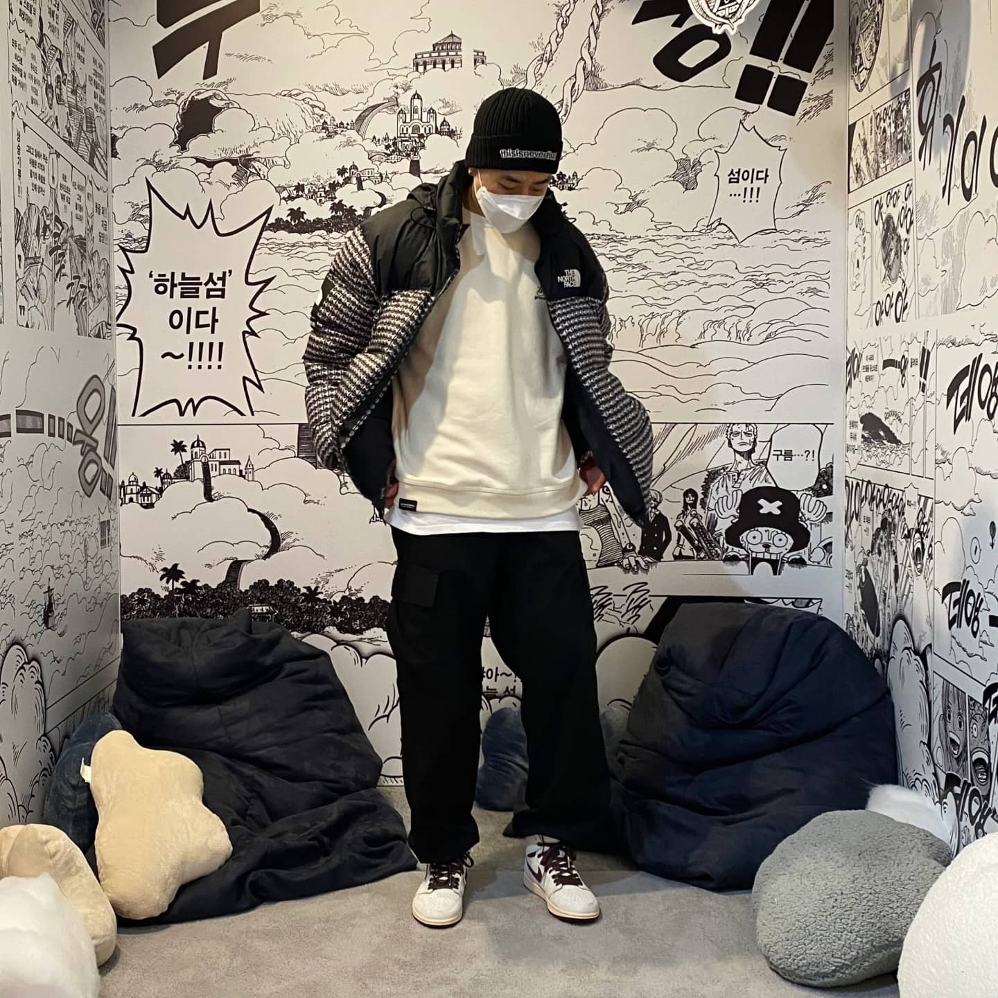 Supreme x The North Face Studded Nuptse Jacket Black - 21SS, Jordan 1 x A Ma Maniere Retro High OG SP Sail and Burgundy 착용 스타일 - 3