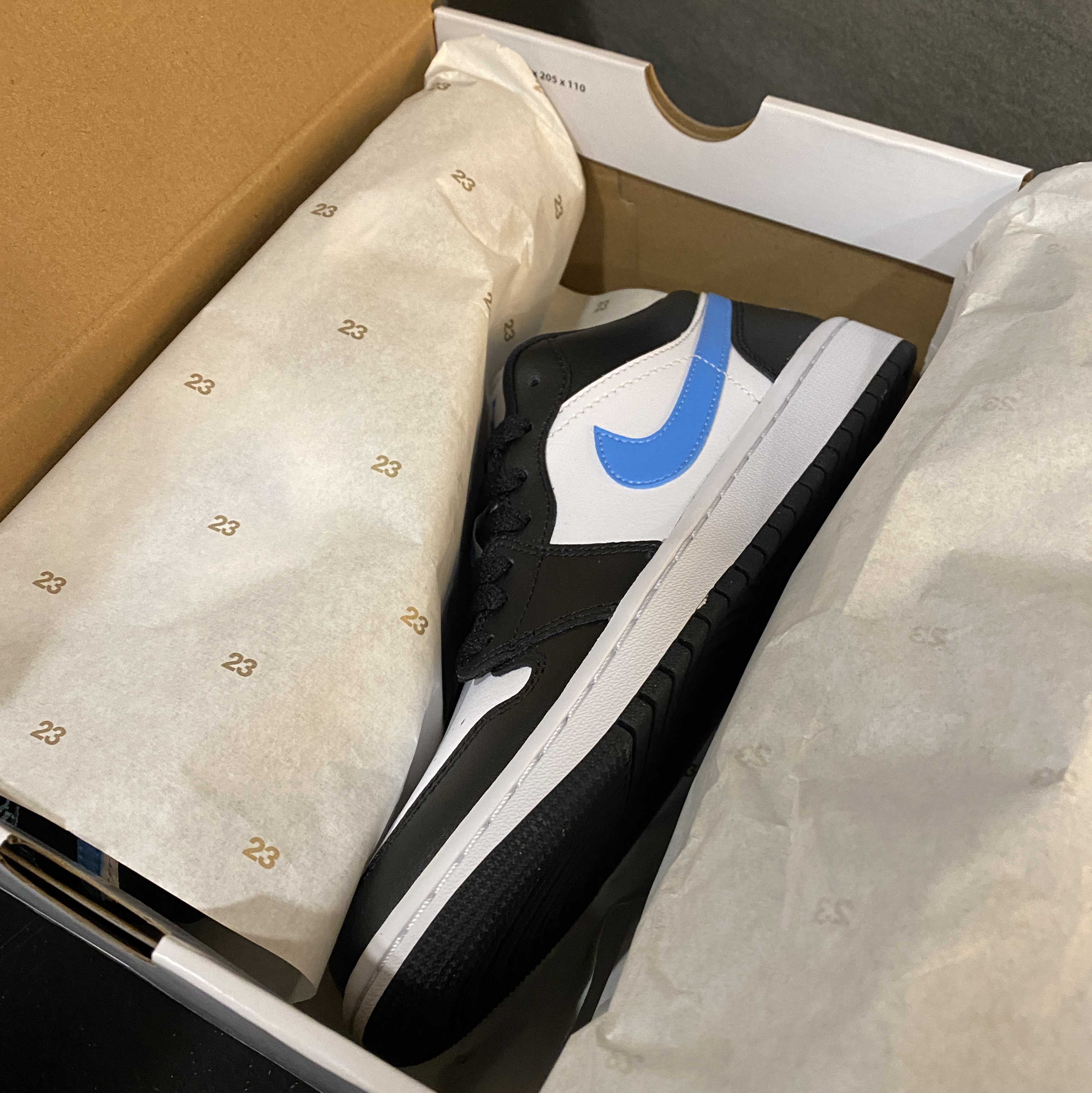 (W) Jordan 1 Low Black University Blue 착용 스타일 - 1