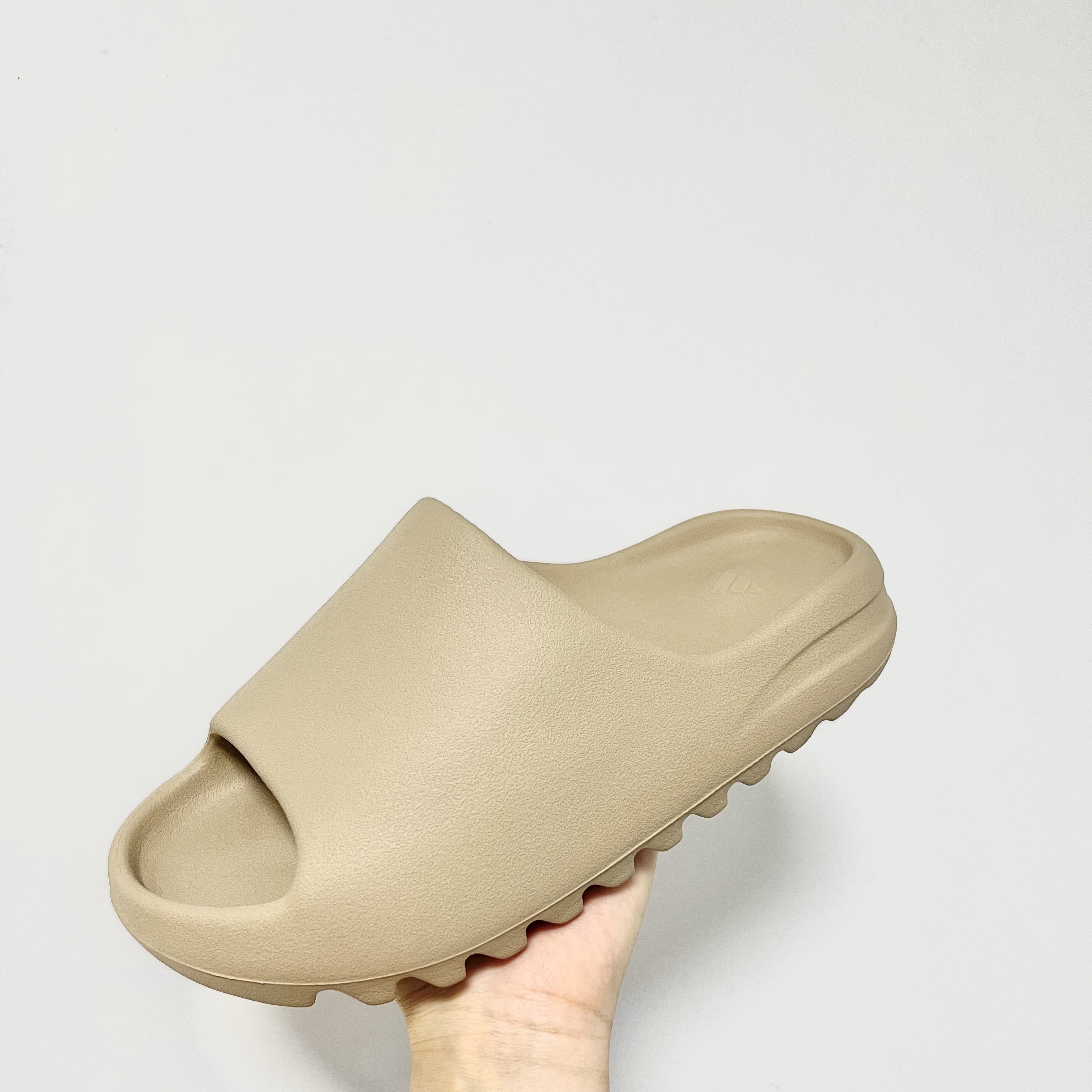 Adidas Yeezy Slide Pure - Re-Release Ver. 착용 스타일 - 1