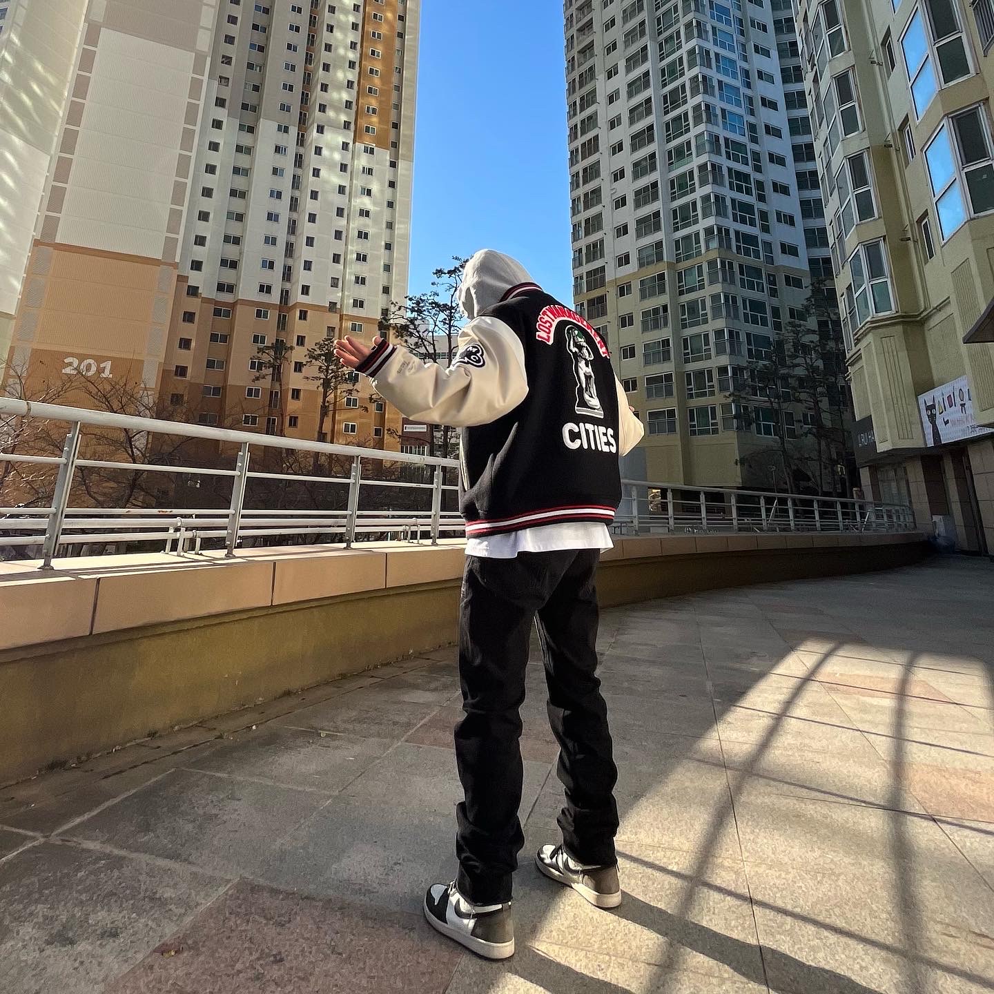 Nike M NRG Hoodie Grey Heather, Jordan 1 Retro High OG Black Mocha 착용 스타일 - 3