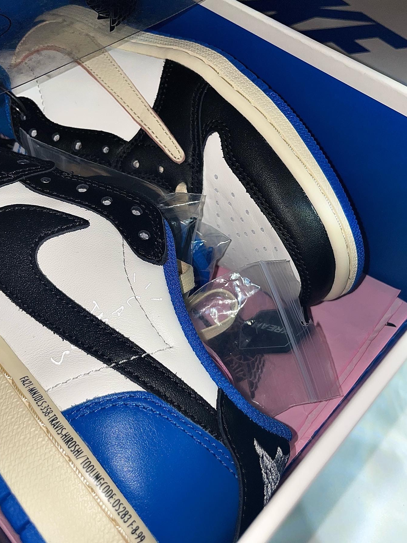 Jordan 1 x Travis Scott x Fragment Retro Low OG SP Military Blue 착용 스타일 - 1