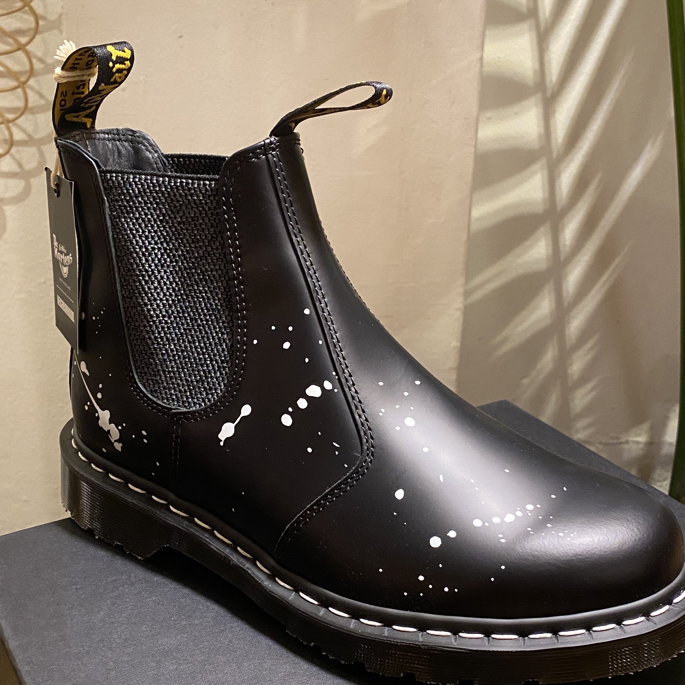 Dr. Martens x Neighborhood 2976 Black Smooth 착용 스타일 - 1