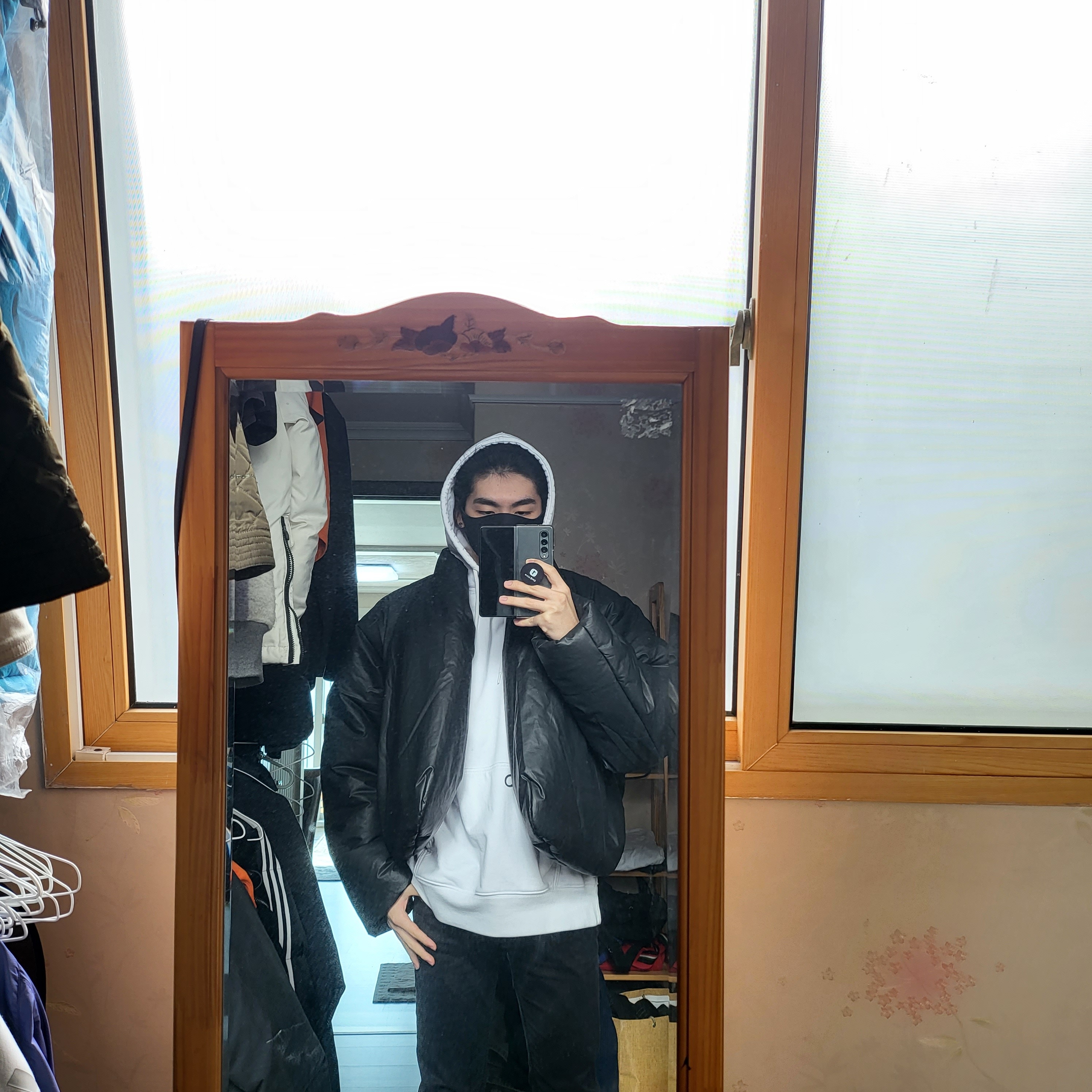 Yeezy Gap Round Jacket Black 착용 스타일 - 1