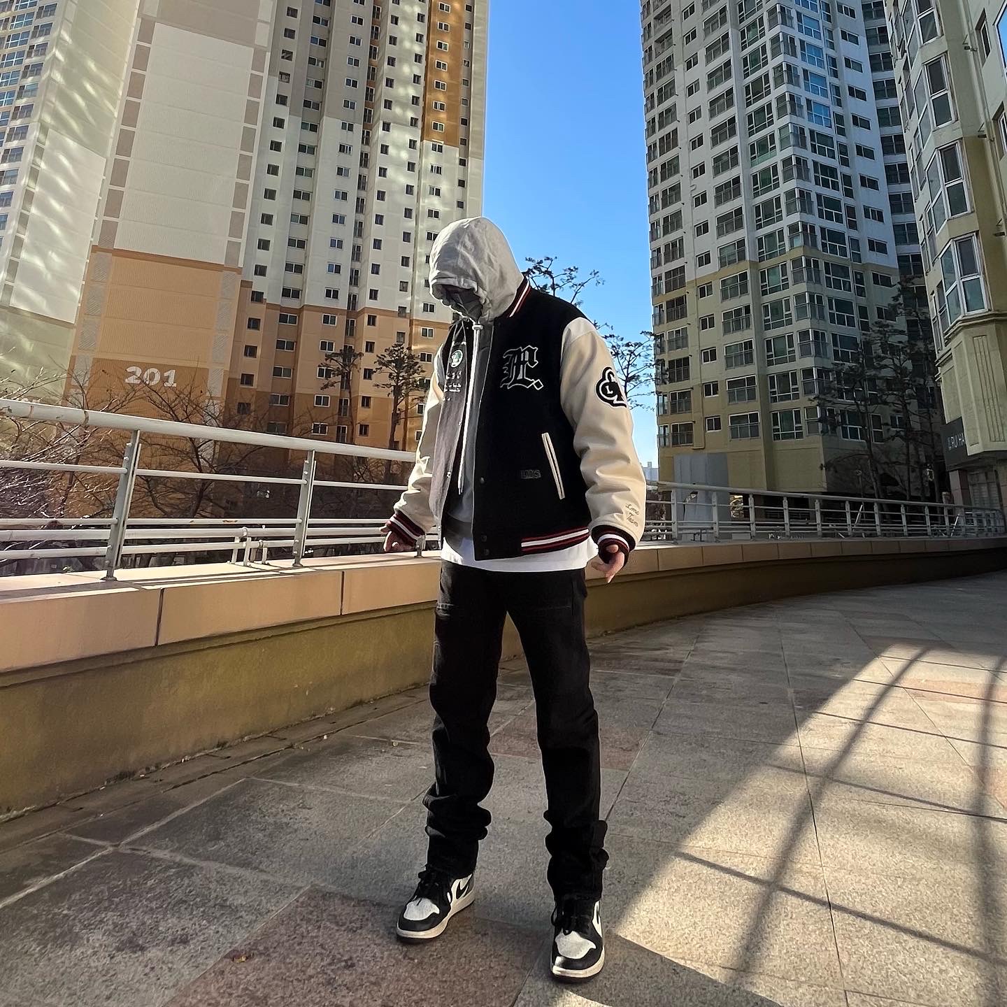 Nike M NRG Hoodie Grey Heather, Jordan 1 Retro High OG Black Mocha 착용 스타일 - 1