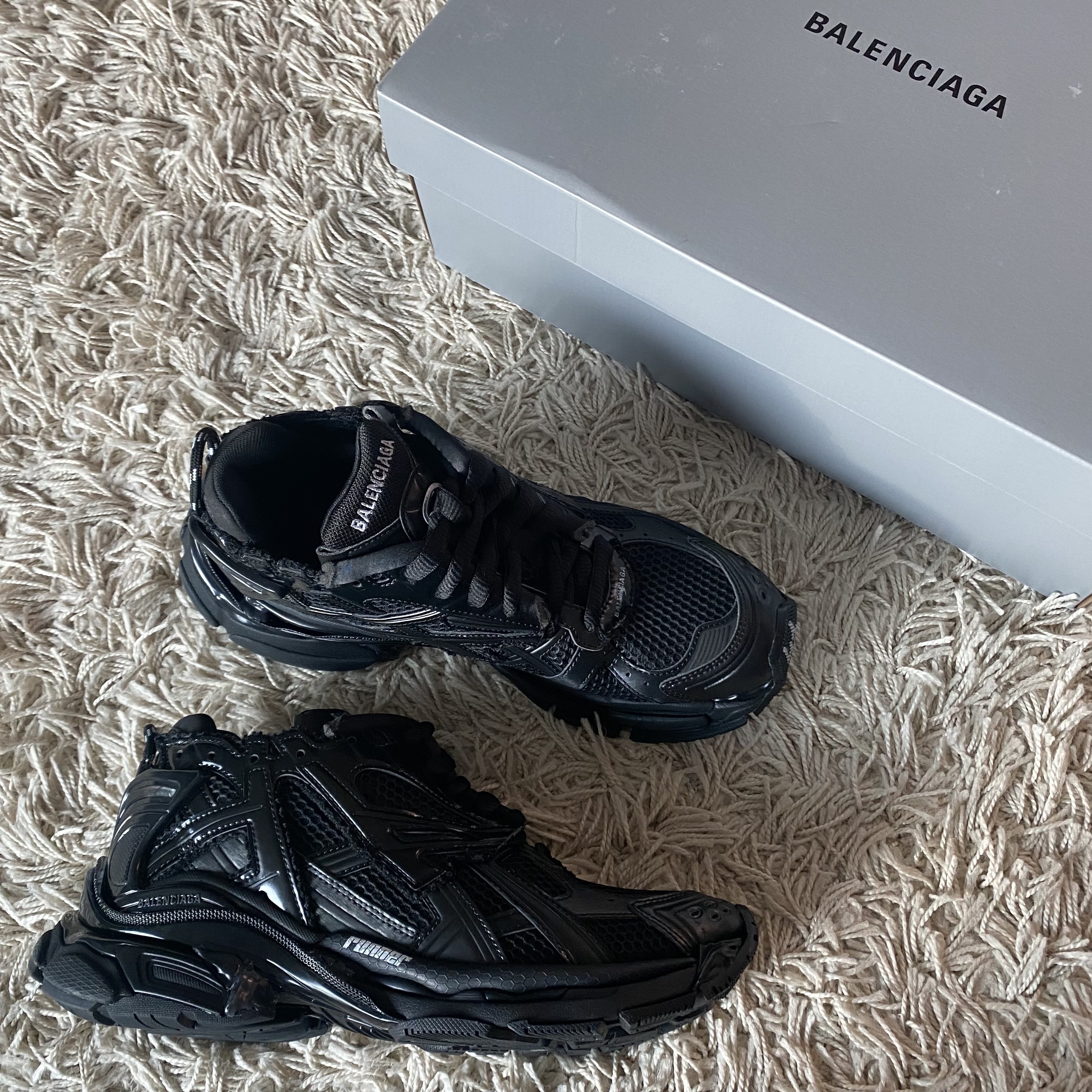 Balenciaga Runner Sneakers Black 착용 스타일