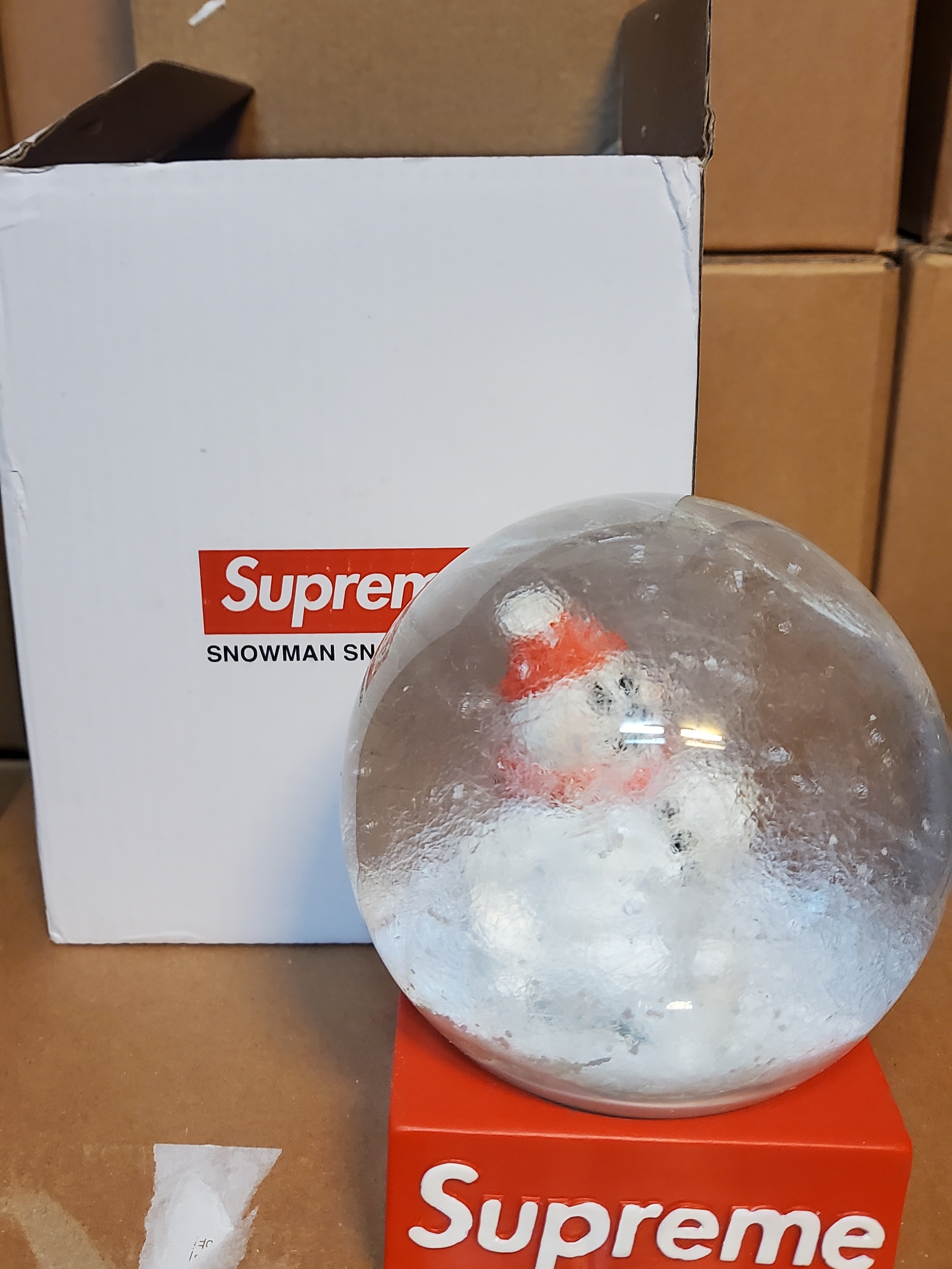 Supreme Snowman Snowglobe Red 착용 스타일
