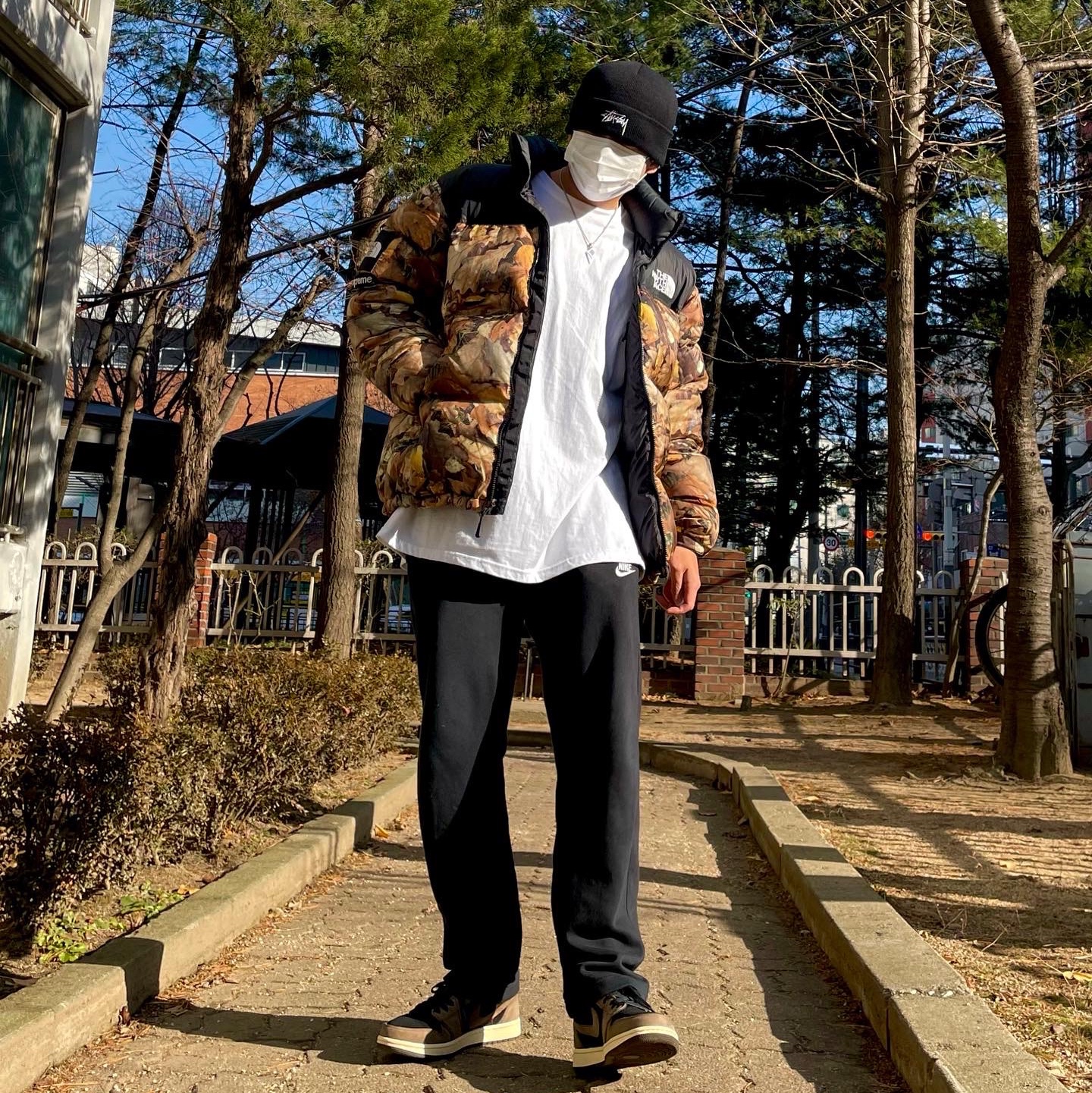 Supreme x The North Face Nuptse Leaves - 16FW, Jordan 1 x Travis Scott Retro Low OG SP Mocha 착용 스타일 - 1