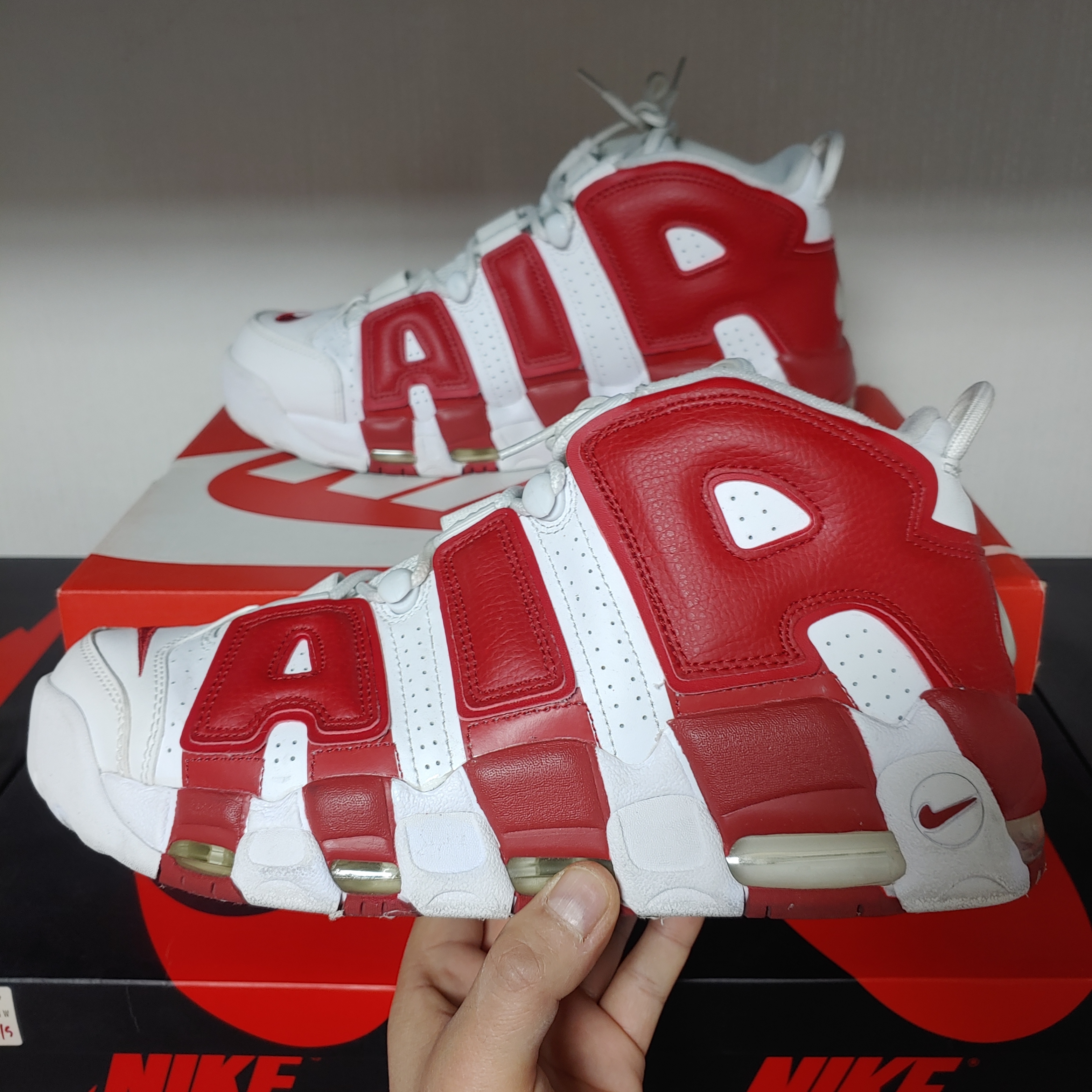 Nike Air More Uptempo Varsity Red 착용 스타일 - 2