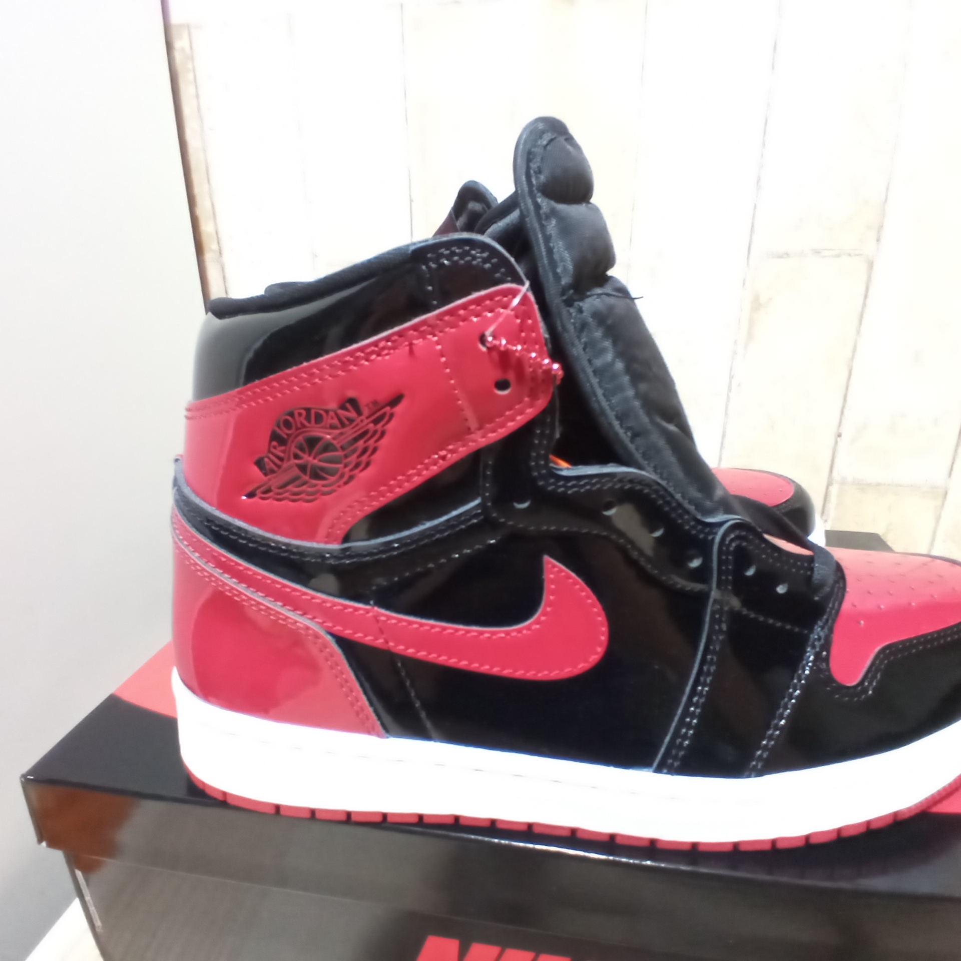 Jordan 1 Retro High OG Patent Bred 착용 스타일 - 3