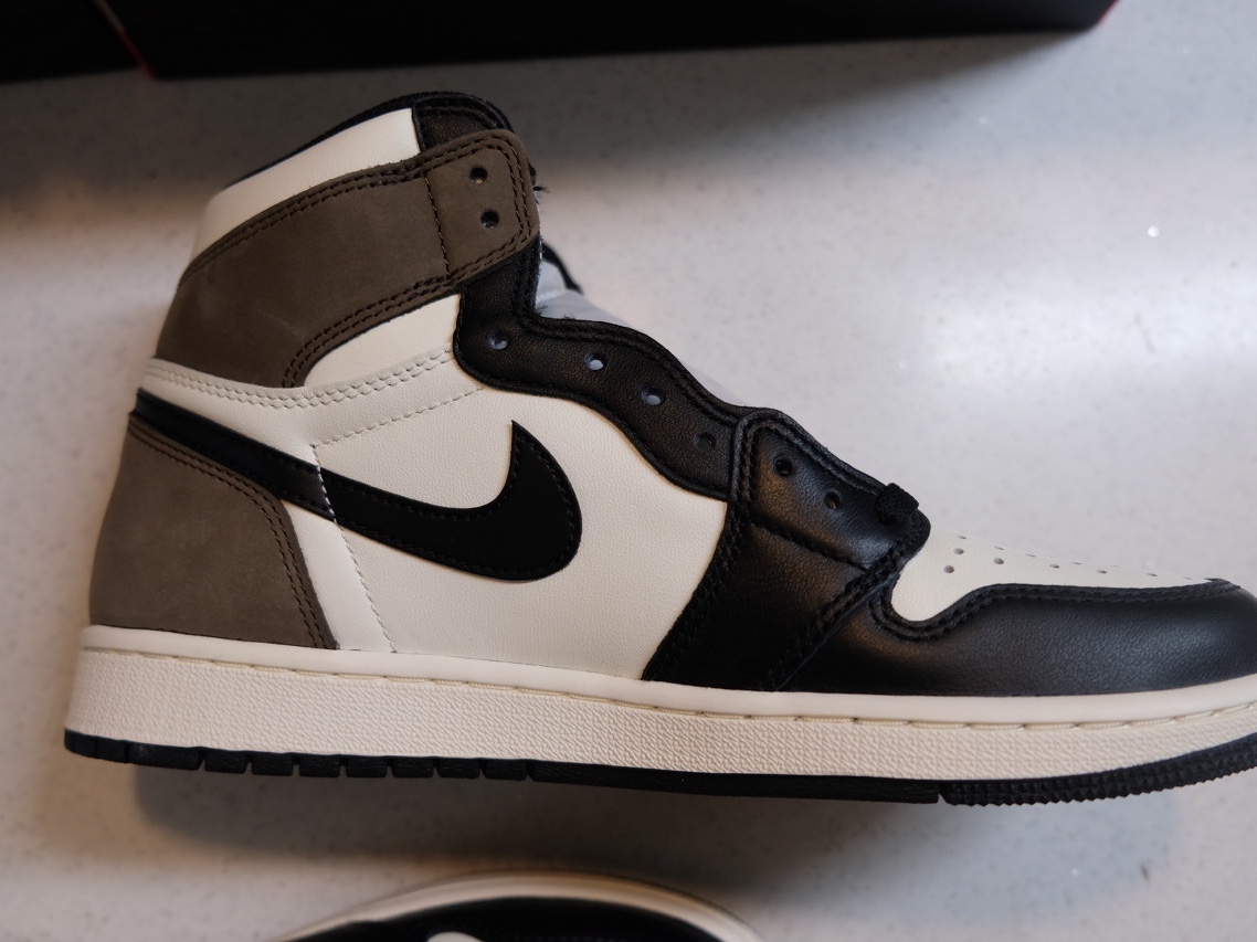 Jordan 1 Retro High OG Black Mocha 착용 스타일 - 2