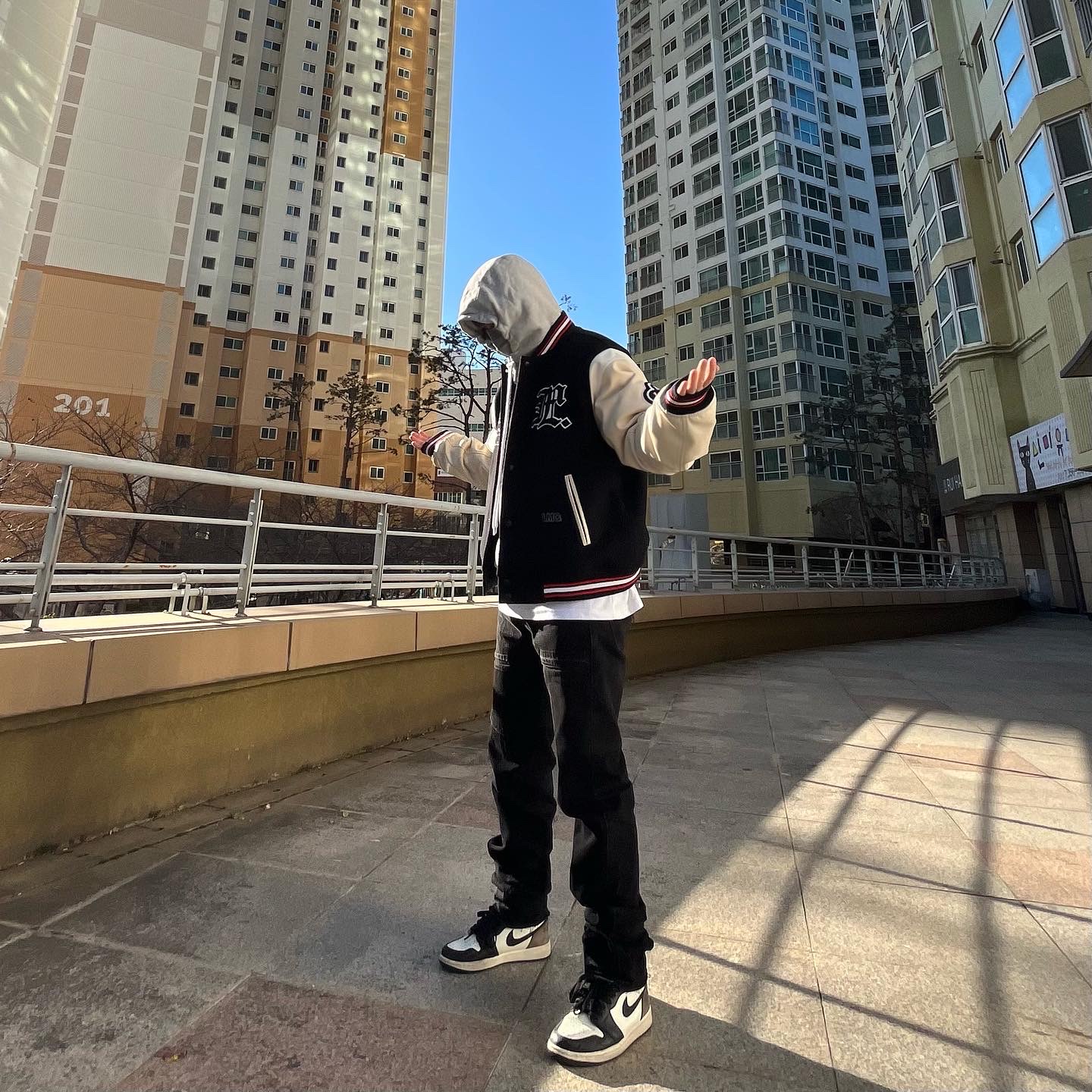 Nike M NRG Hoodie Grey Heather, Jordan 1 Retro High OG Black Mocha 착용 스타일 - 2
