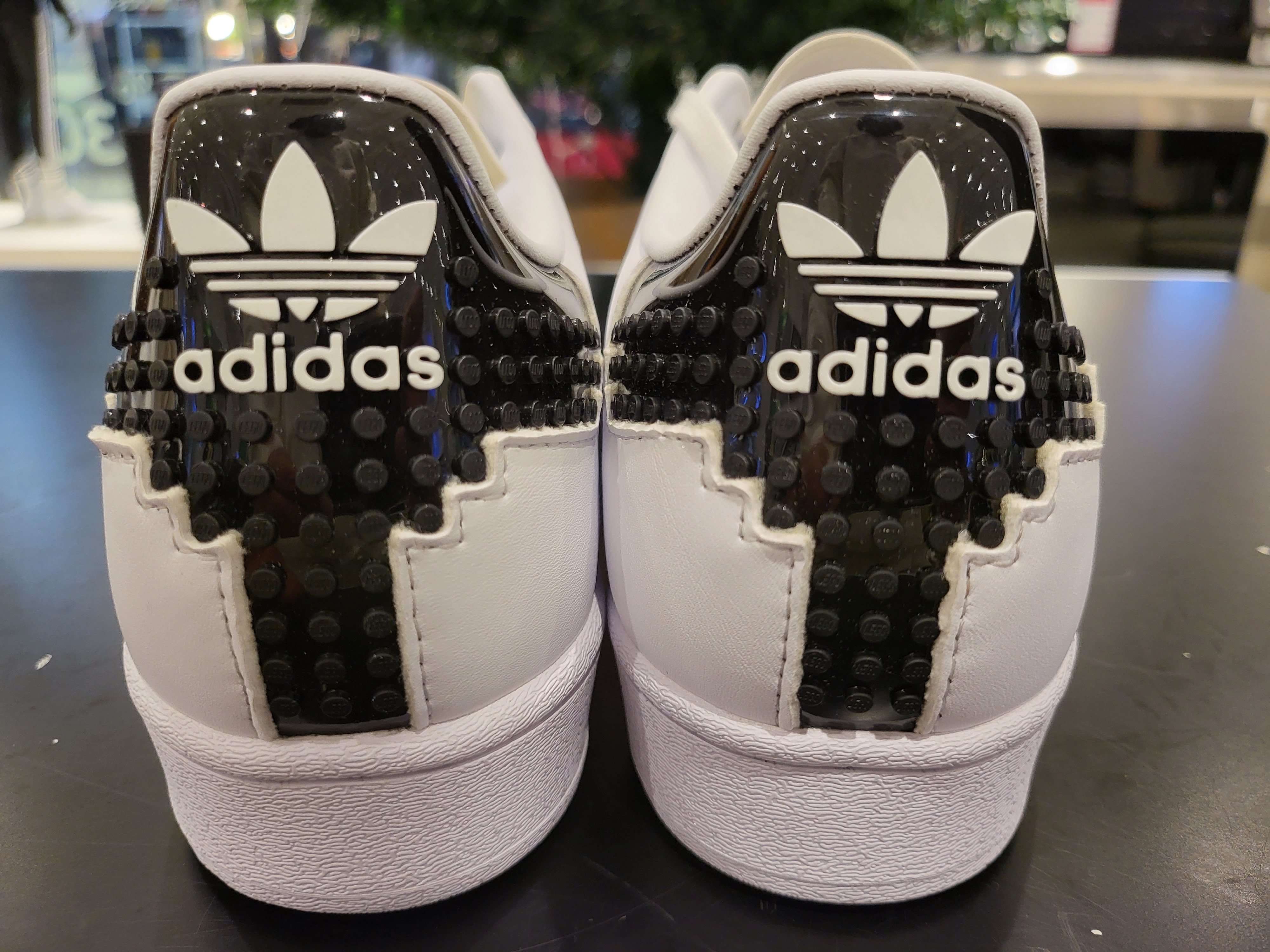 Adidas x Lego Superstar White Black 착용 스타일 - 3