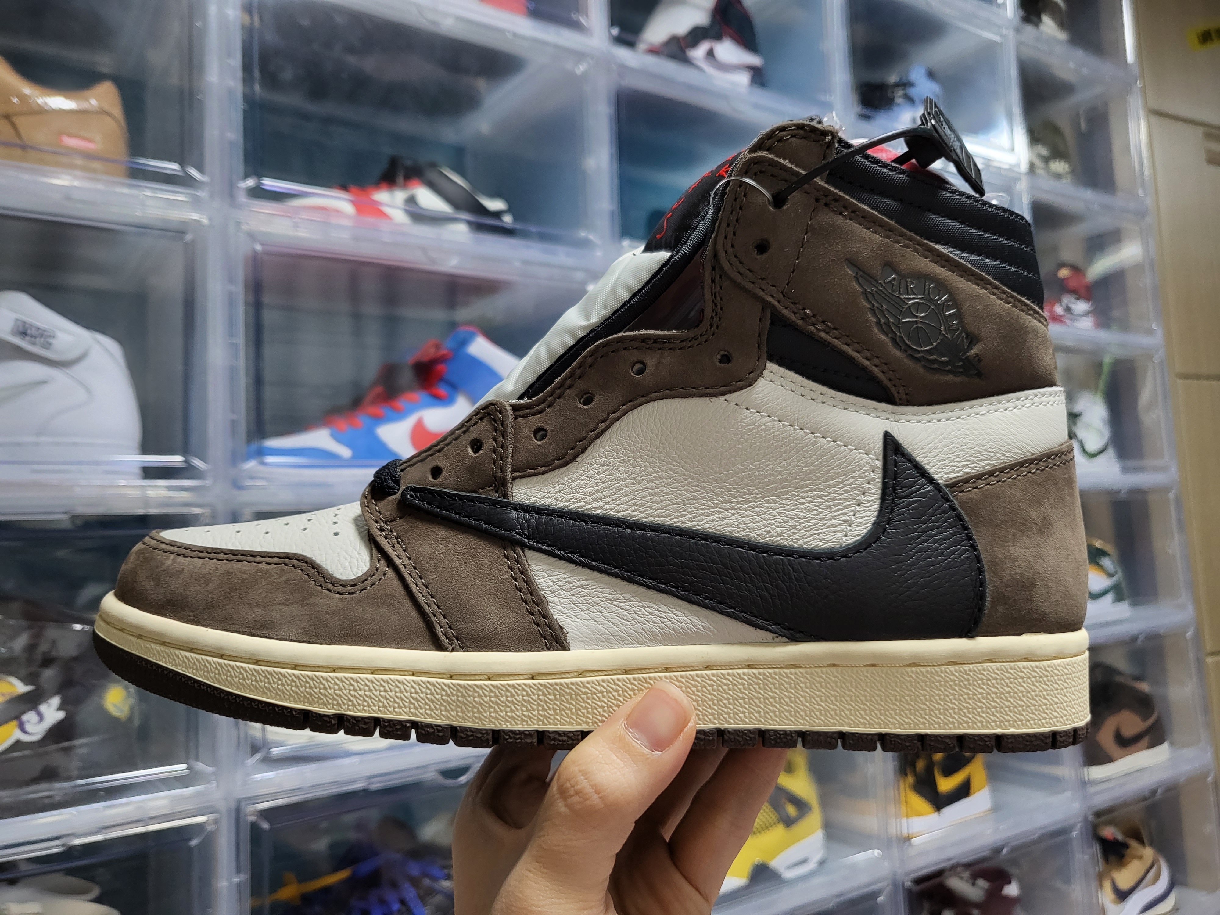 Jordan 1 x Travis Scott Retro High OG SP Mocha, Jordan 1 x Travis Scott x Fragment Retro High OG SP Military Blue 착용 스타일 - 1