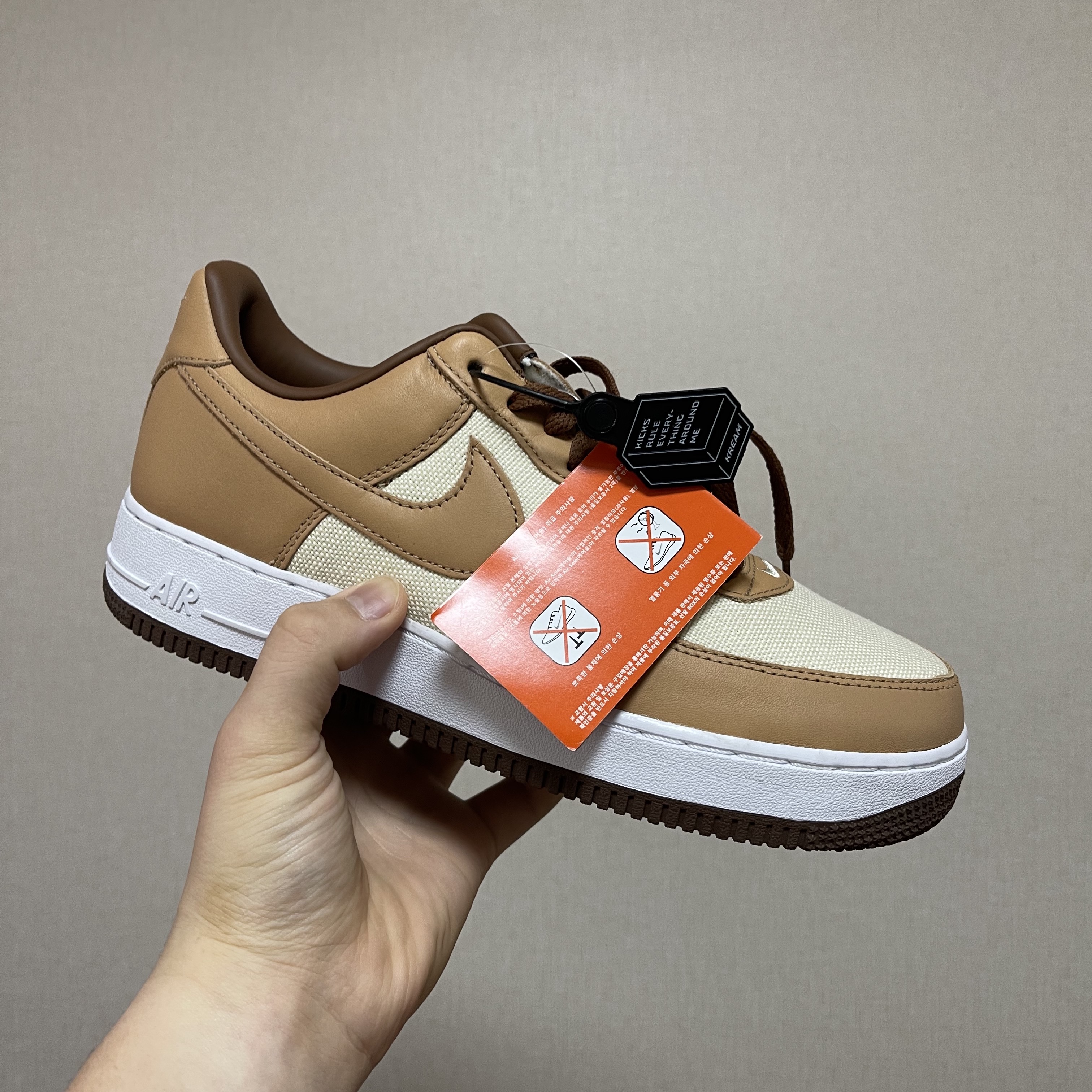 Nike Air Force 1 Low QS Acorn 2021 착용 스타일 - 1