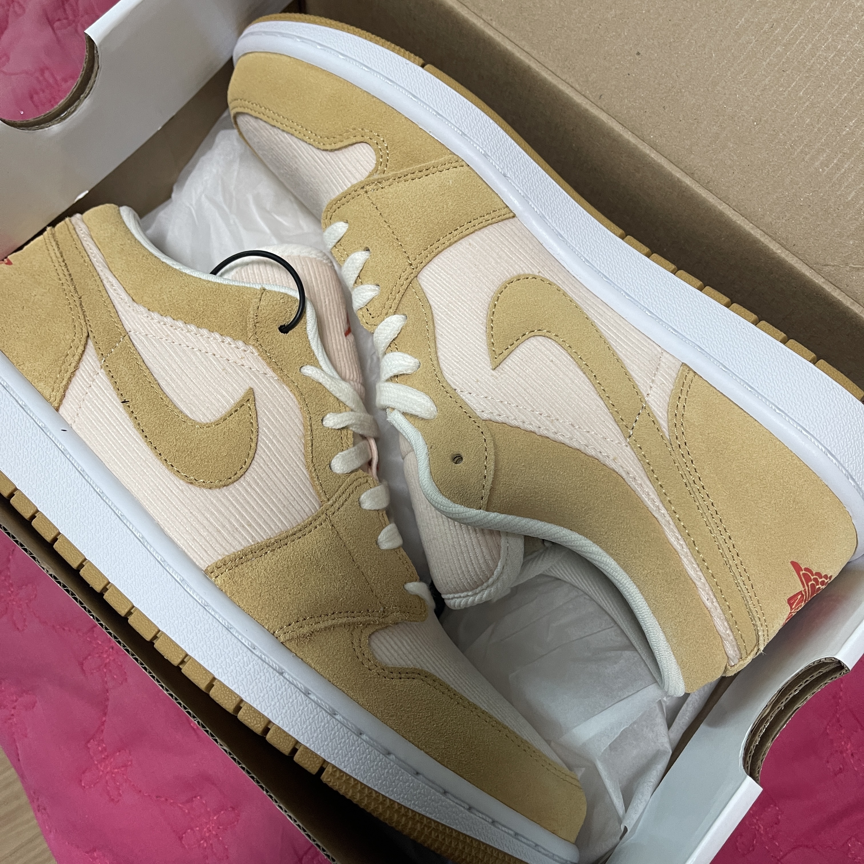 (W) Jordan 1 Low SE Corduroy Tan 착용 스타일