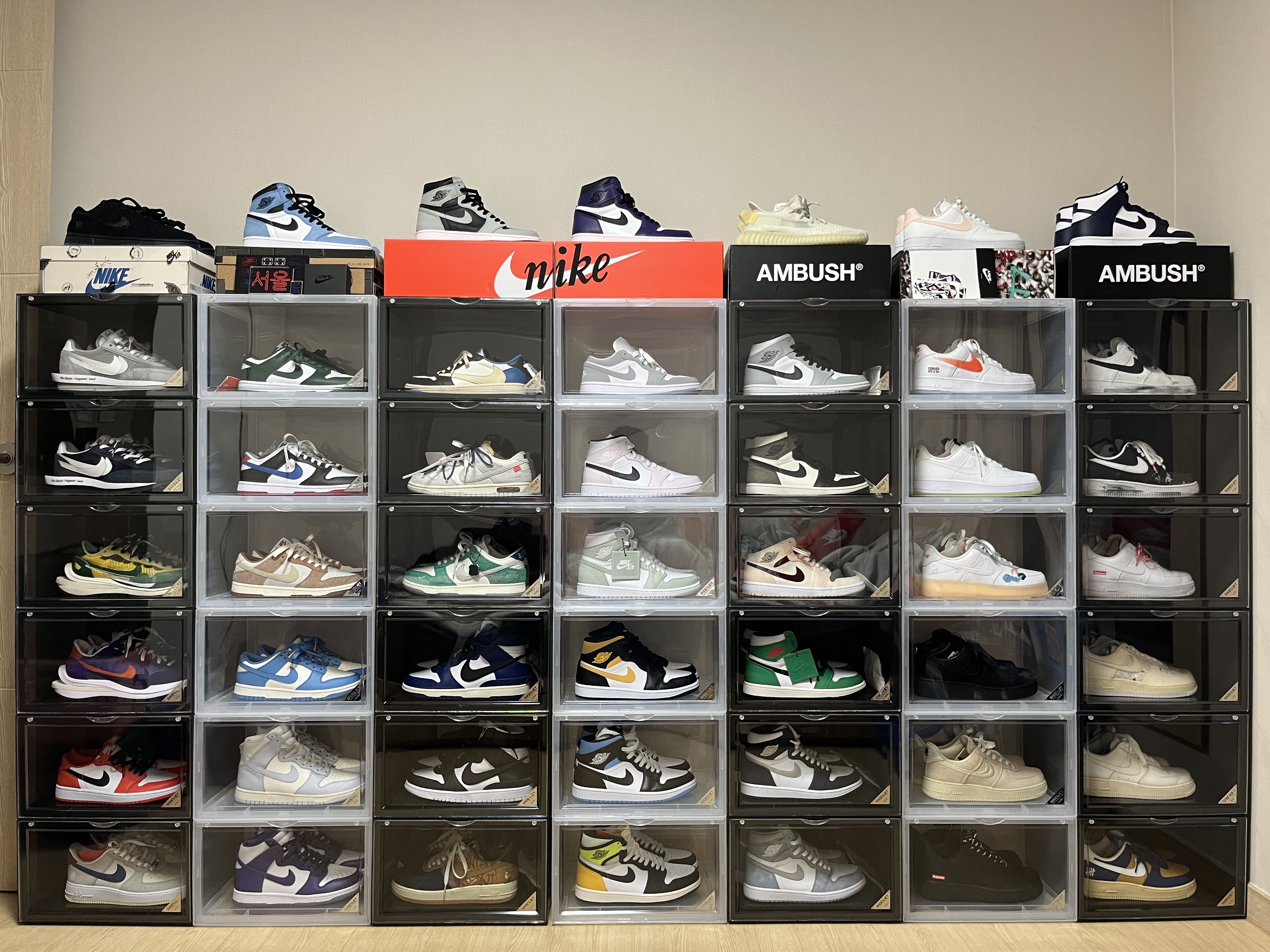 Jordan 1 x Travis Scott x Fragment Retro Low OG SP Military Blue, Nike x Off-White Dunk Low The 50 - Lot 18 착용 스타일