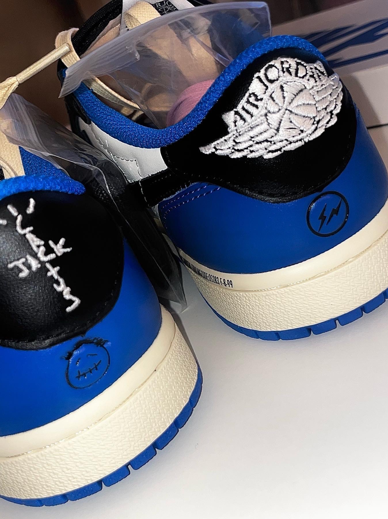 Jordan 1 x Travis Scott x Fragment Retro Low OG SP Military Blue 착용 스타일 - 2