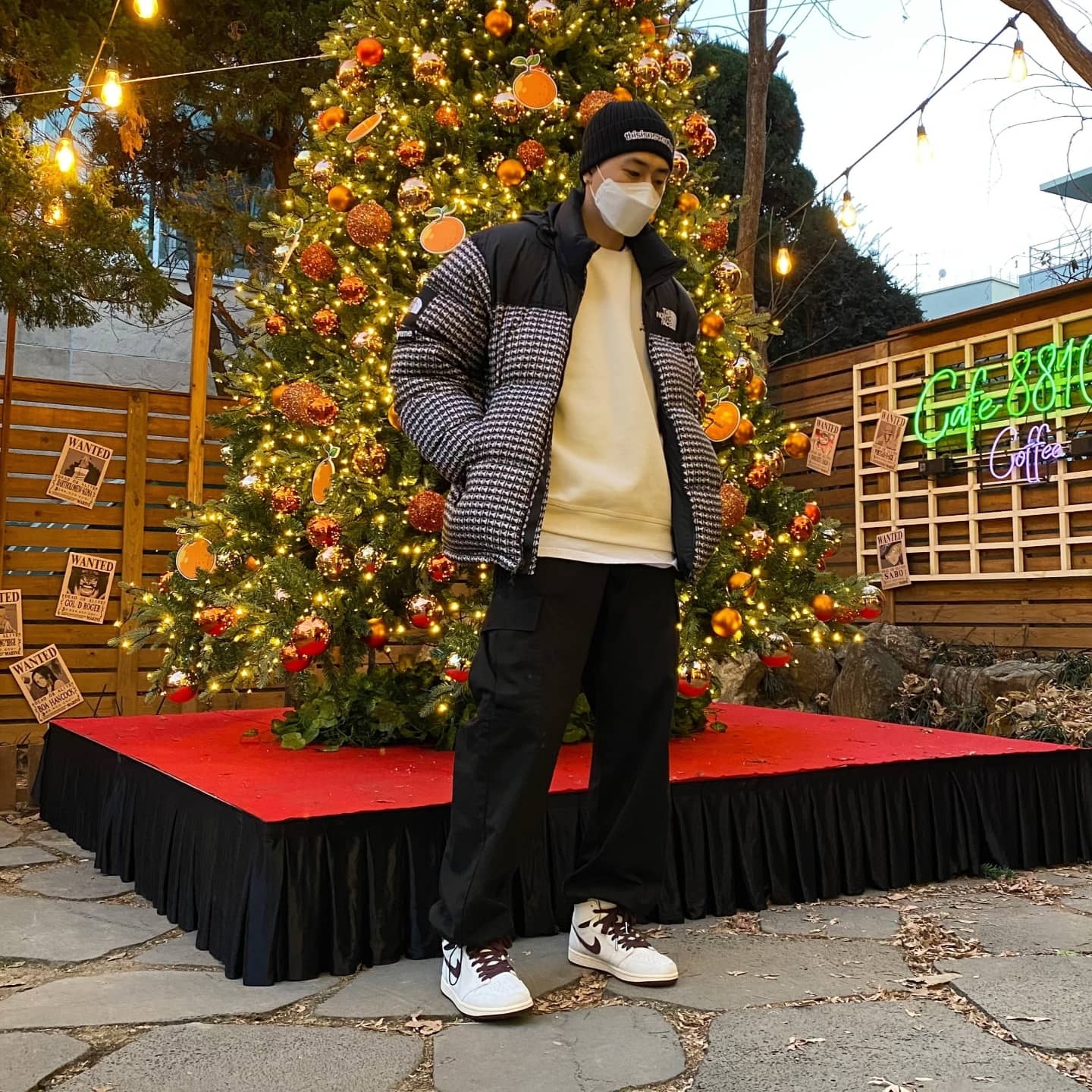 Supreme x The North Face Studded Nuptse Jacket Black - 21SS, Jordan 1 x A Ma Maniere Retro High OG SP Sail and Burgundy 착용 스타일 - 1