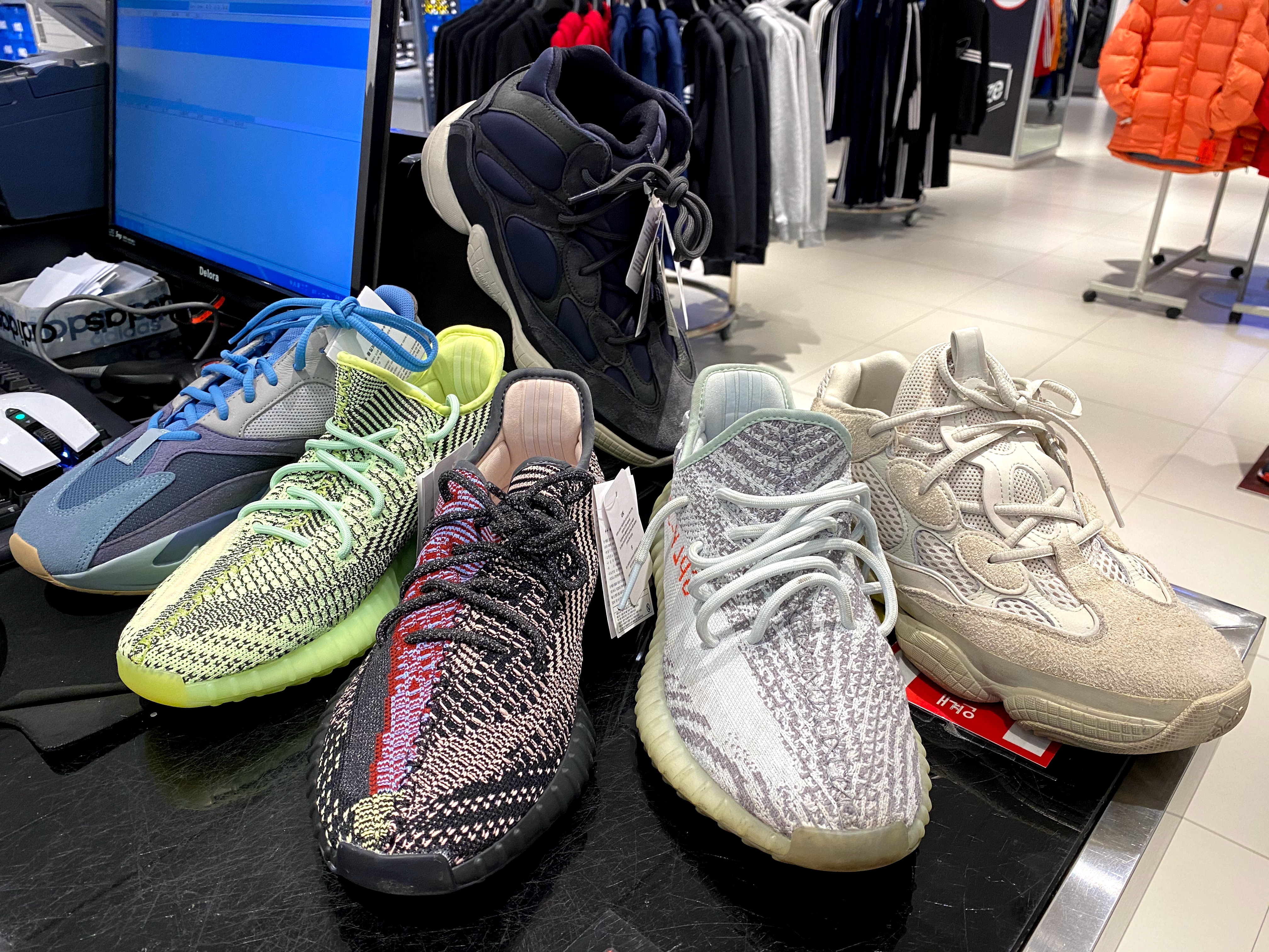 Adidas Yeezy Boost 350 V2 Blue Tint 2017, Adidas Yeezy 500 Blush 2018 착용 스타일