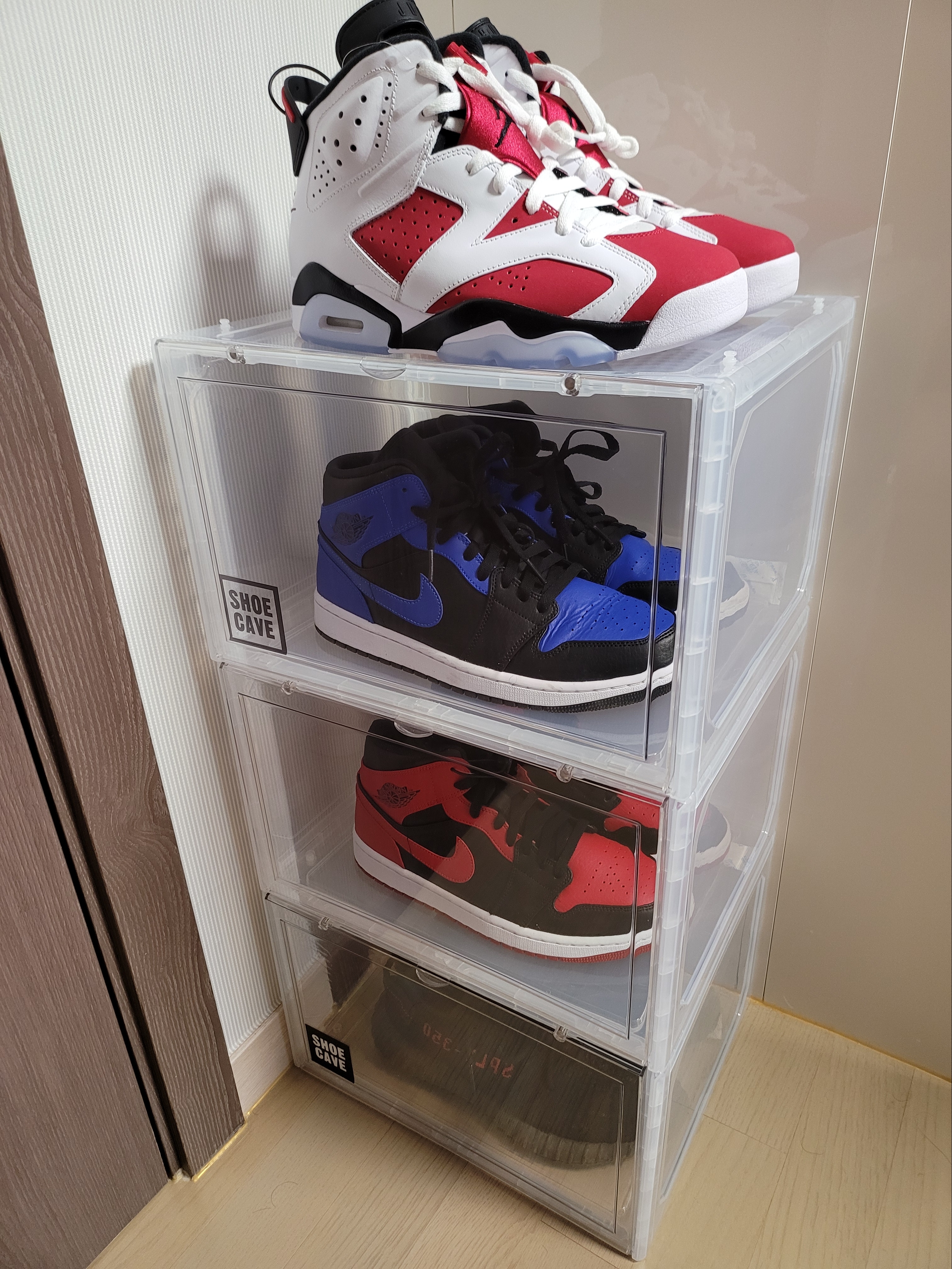 Jordan 6 Retro Carmine 2021, Jordan 1 Mid Black Hyper Royal 착용 스타일