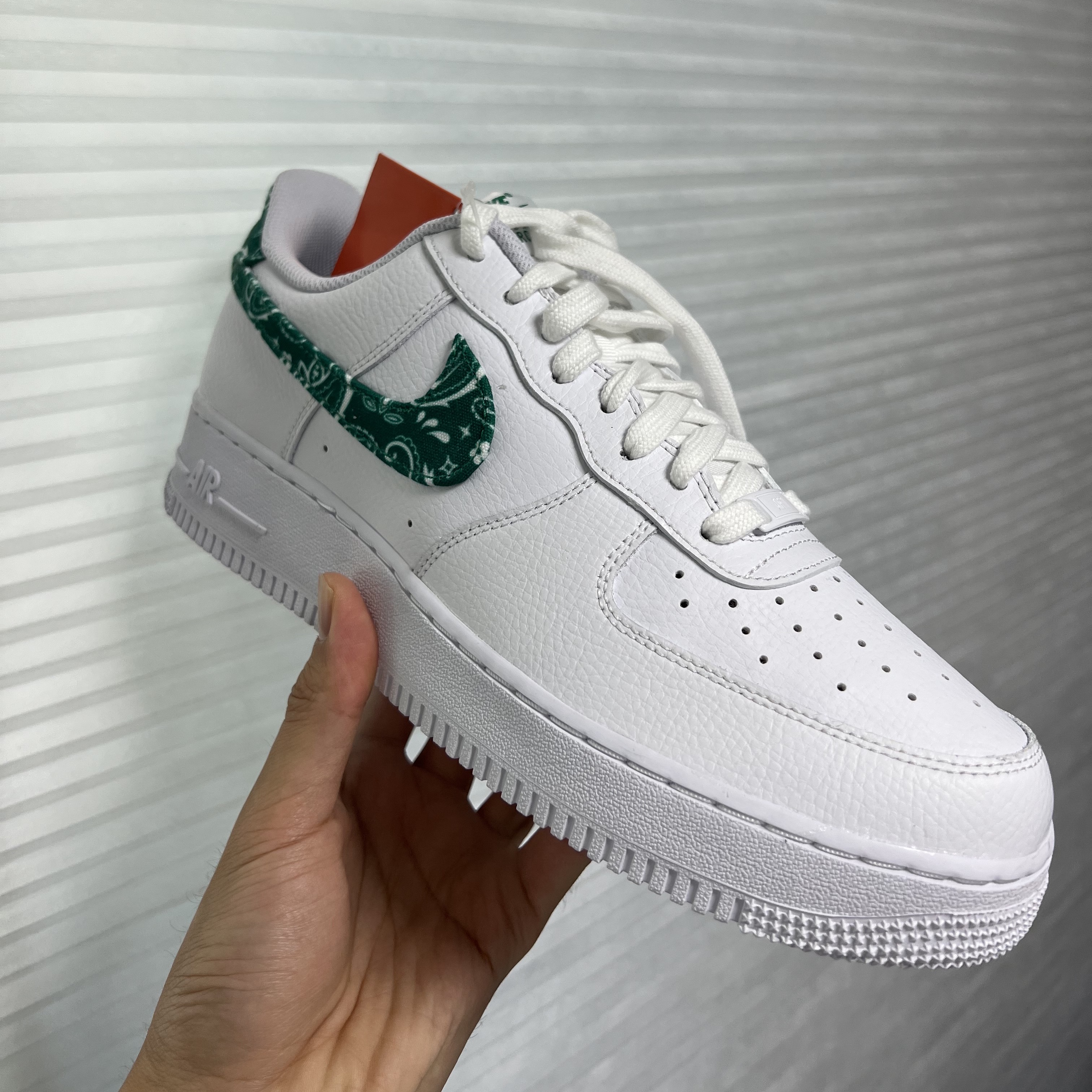 (W) Nike Air Force 1 '07 Essential Paisley Swoosh White Malachite 착용 스타일