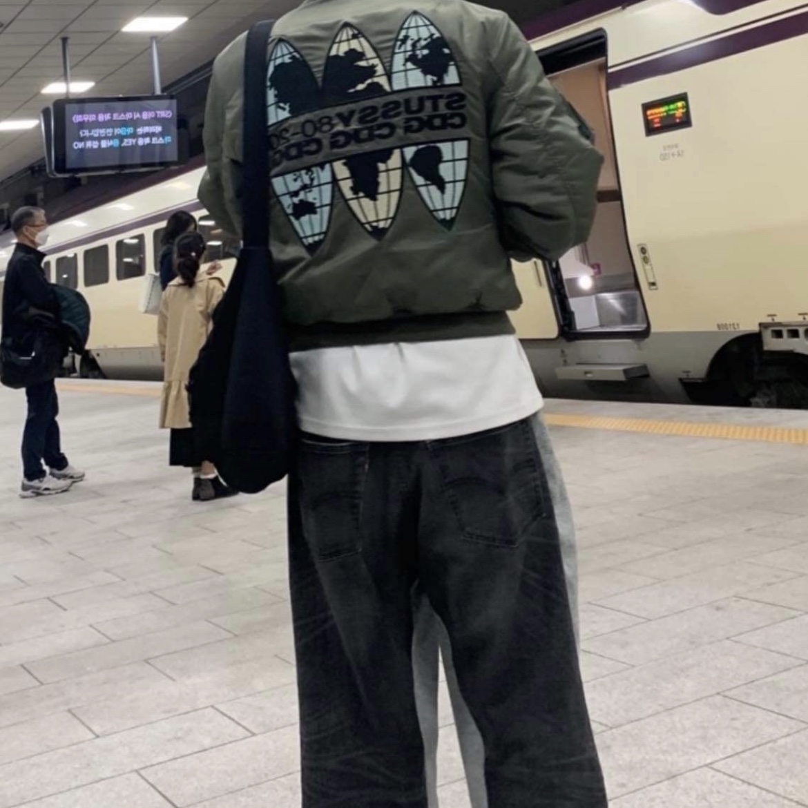 Stussy x CDG MA-1 Jacket Olive 착용 스타일